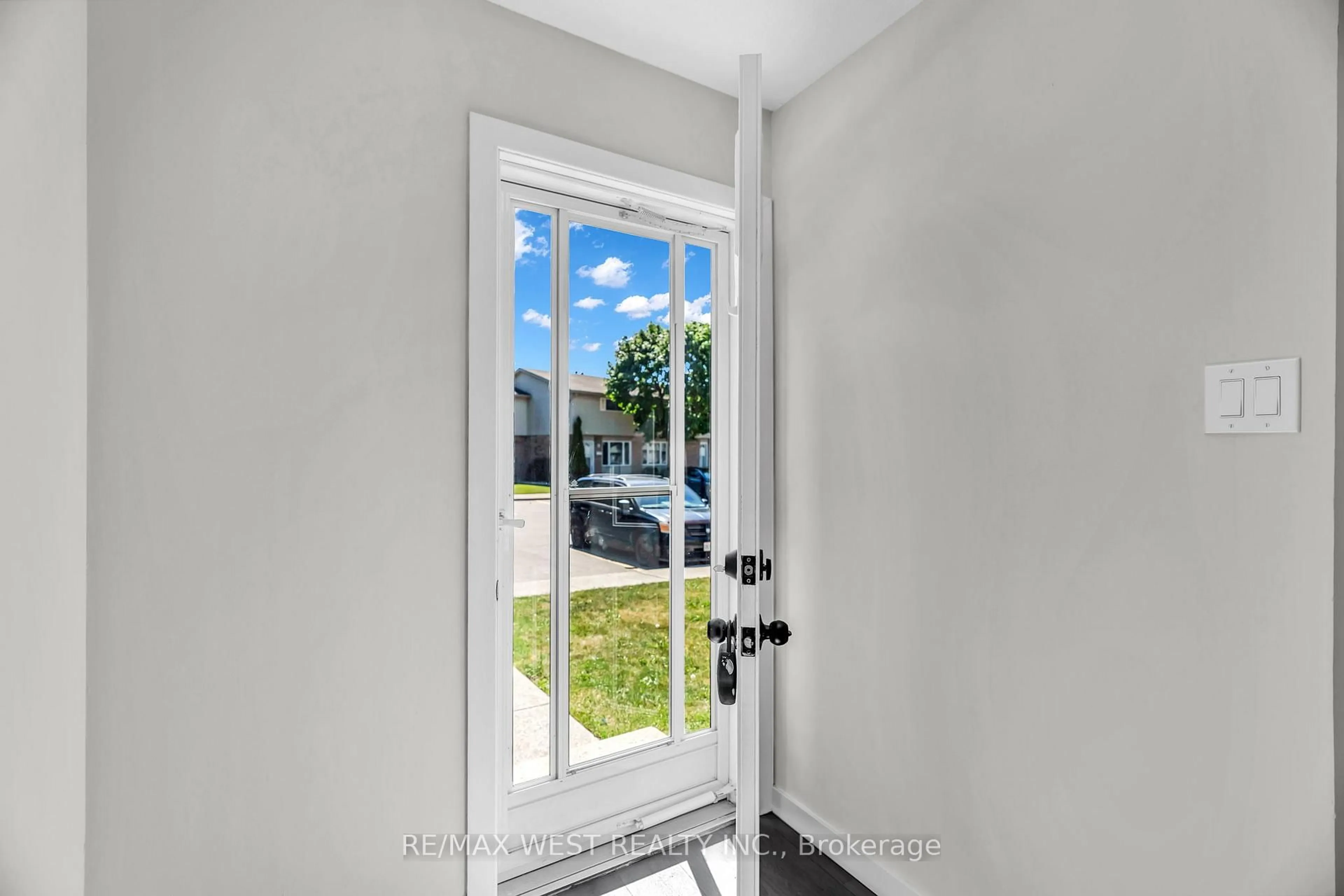 Indoor entryway for 1095 Jalna Blvd #69, London South Ontario N6E 2Y7
