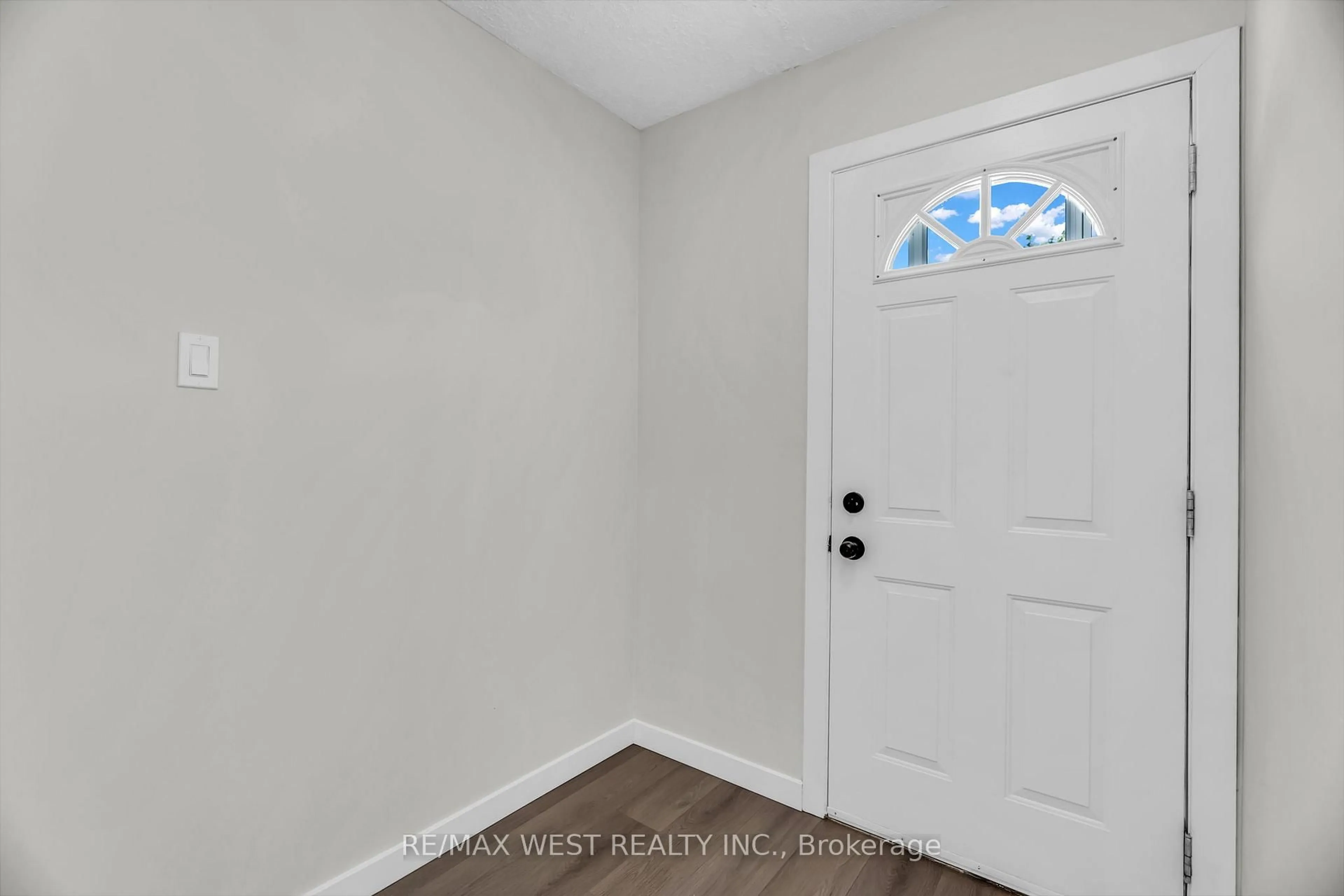 Indoor entryway for 1095 Jalna Blvd #69, London South Ontario N6E 2Y7