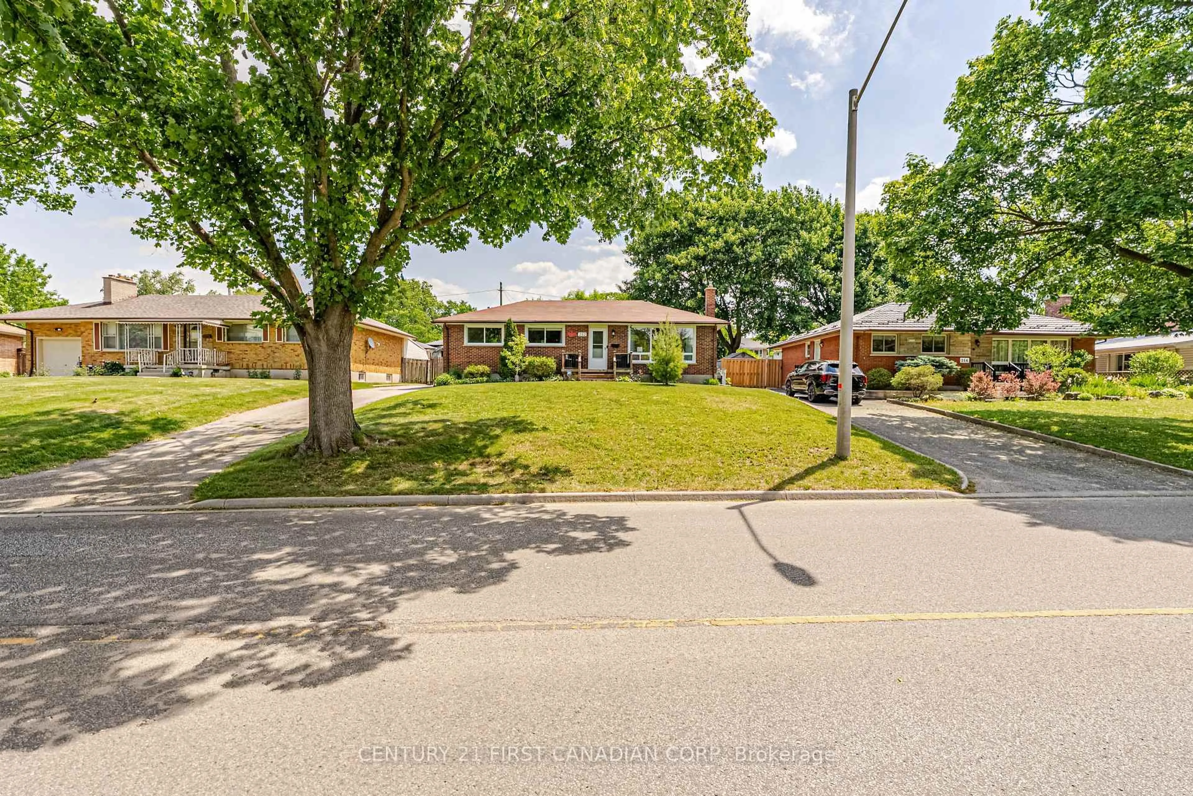 A pic from outside/outdoor area/front of a property/back of a property/a pic from drone, street for 212 King Edward Ave, London South Ontario N5Z 3T7
