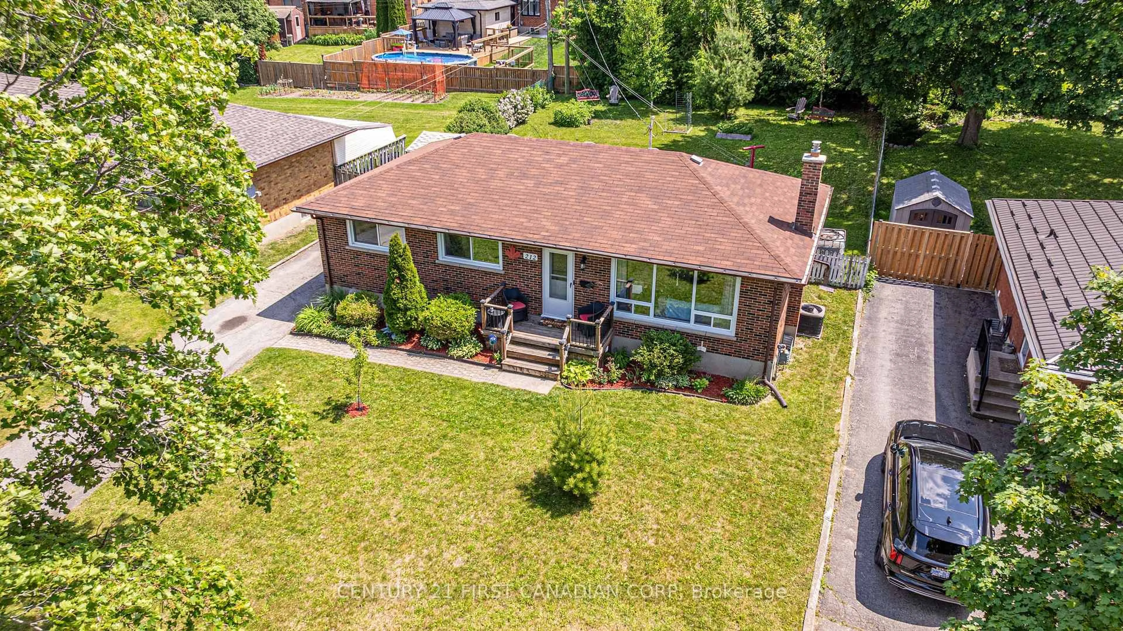 A pic from outside/outdoor area/front of a property/back of a property/a pic from drone, street for 212 King Edward Ave, London South Ontario N5Z 3T7