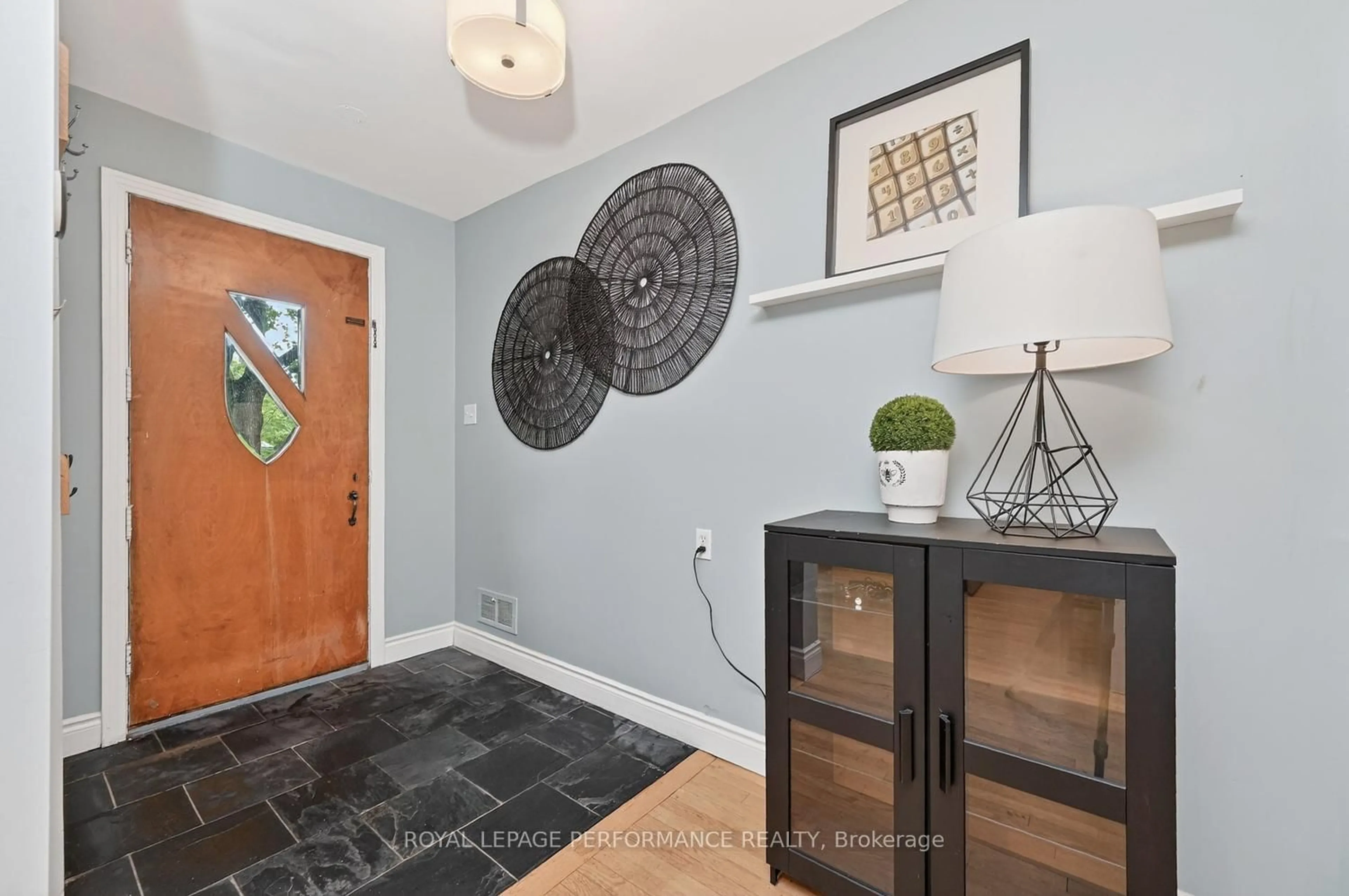 Indoor entryway for 140 Begonia Ave, Ottawa Ontario K1H 6E4