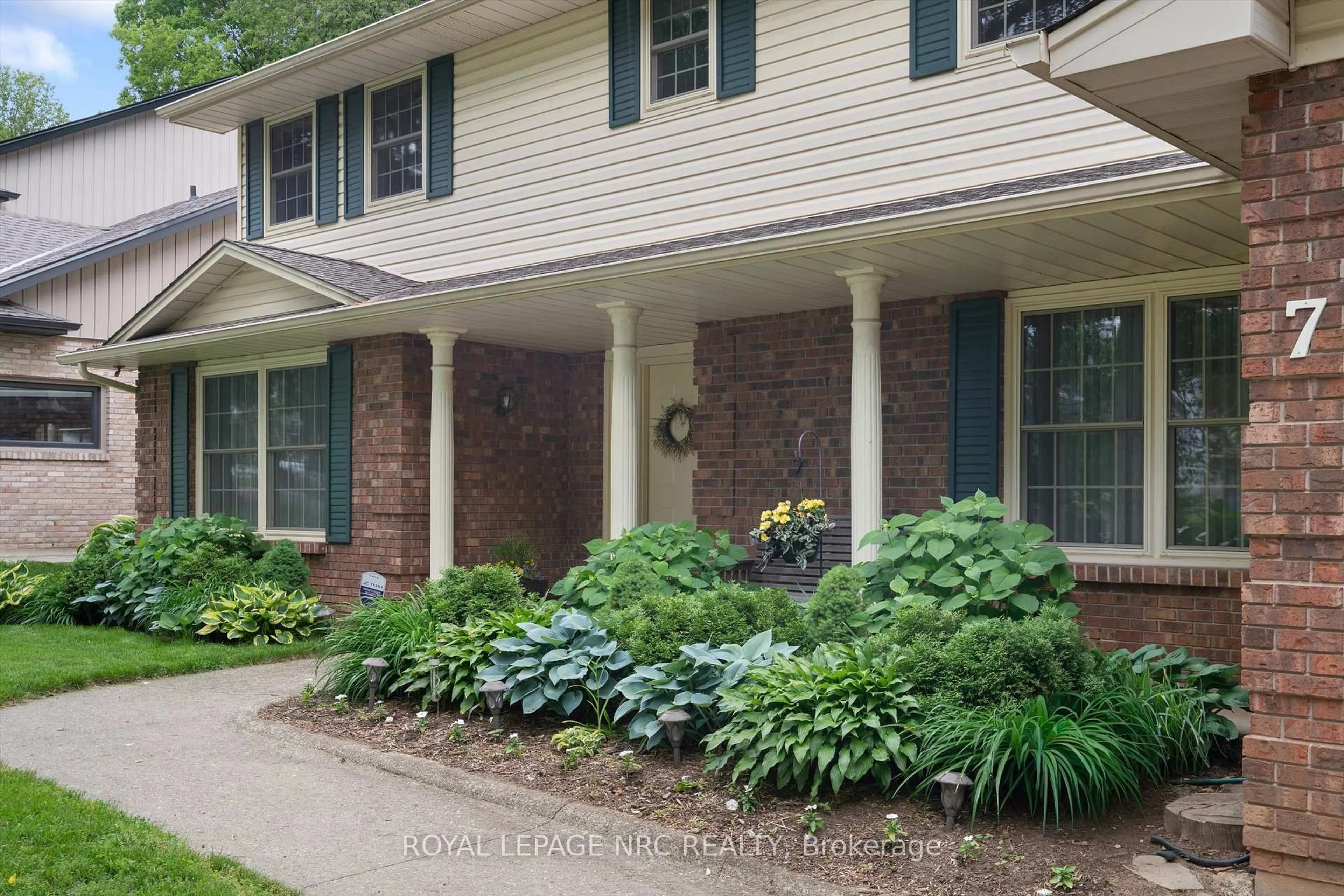 Home with brick exterior material, street for 7 Parkhill Rd, Pelham Ontario L3E 0J3