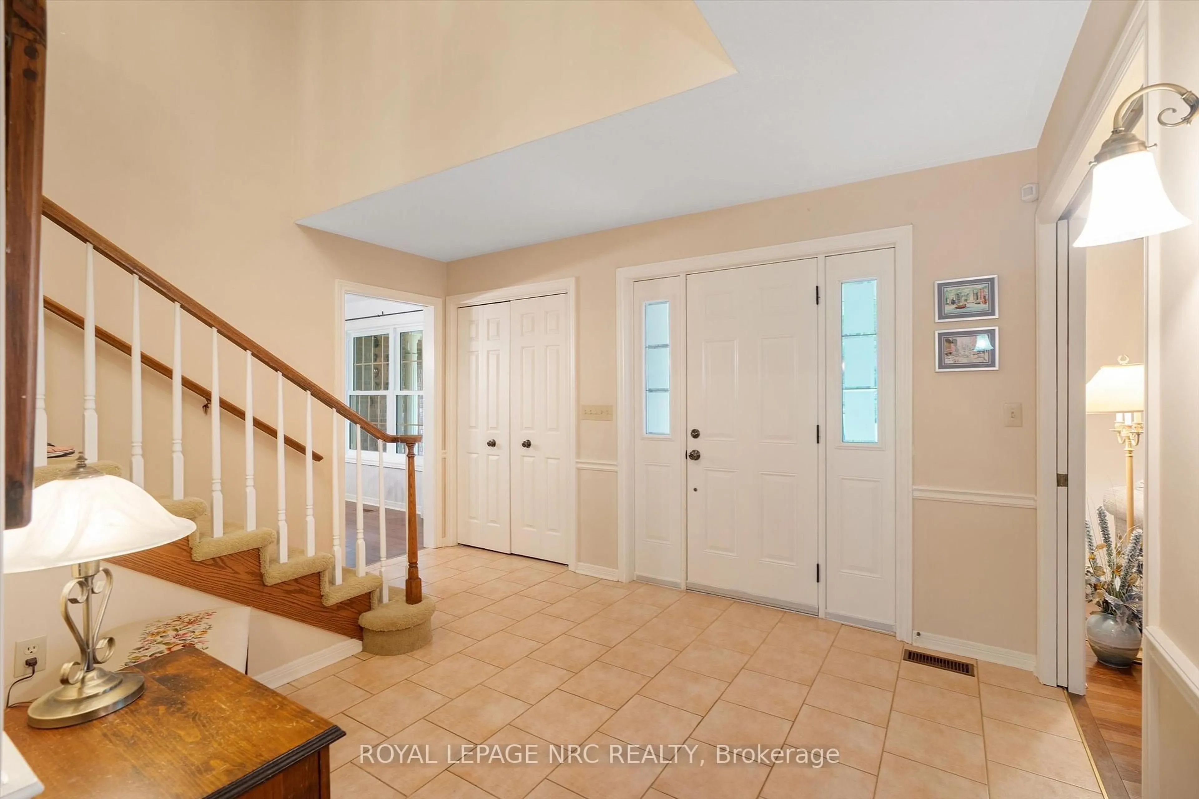 Indoor foyer for 7 Parkhill Rd, Pelham Ontario L3E 0J3