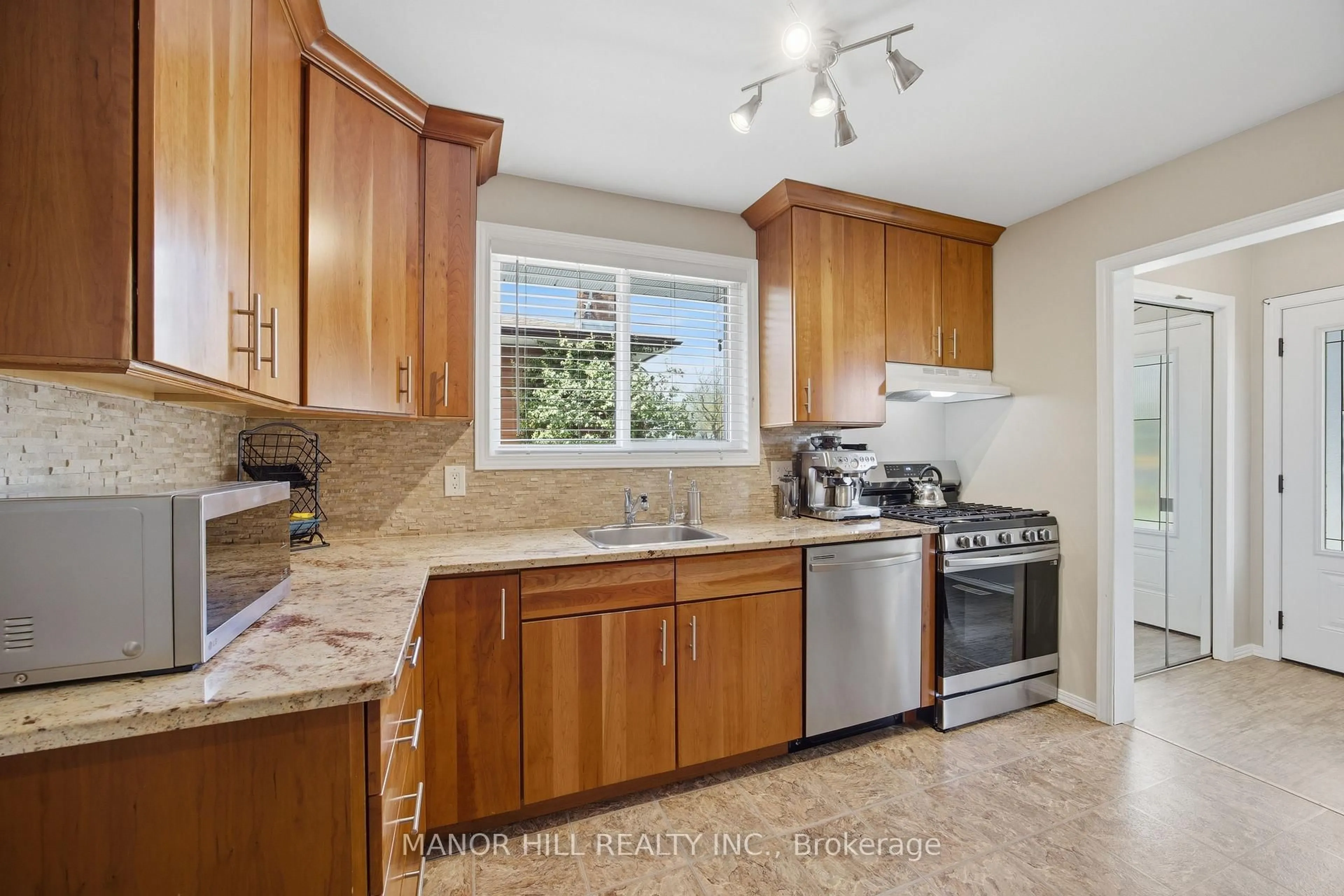 Standard kitchen, ceramic/tile floor for 513 Havelock Dr, Waterloo Ontario N2L 4N8