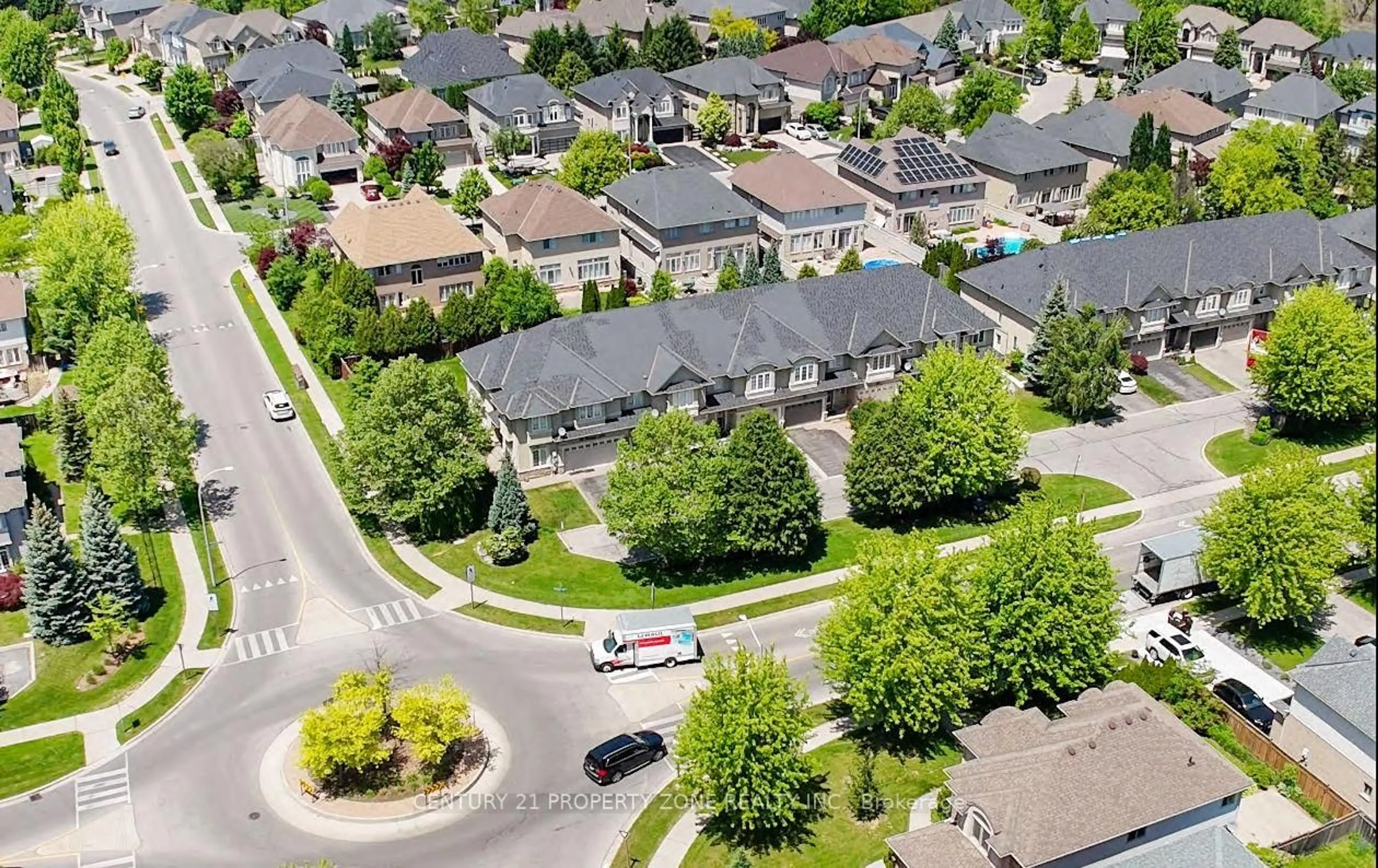 A pic from outside/outdoor area/front of a property/back of a property/a pic from drone, street for 550 Stonehenge Dr, Hamilton Ontario L9K 0B2