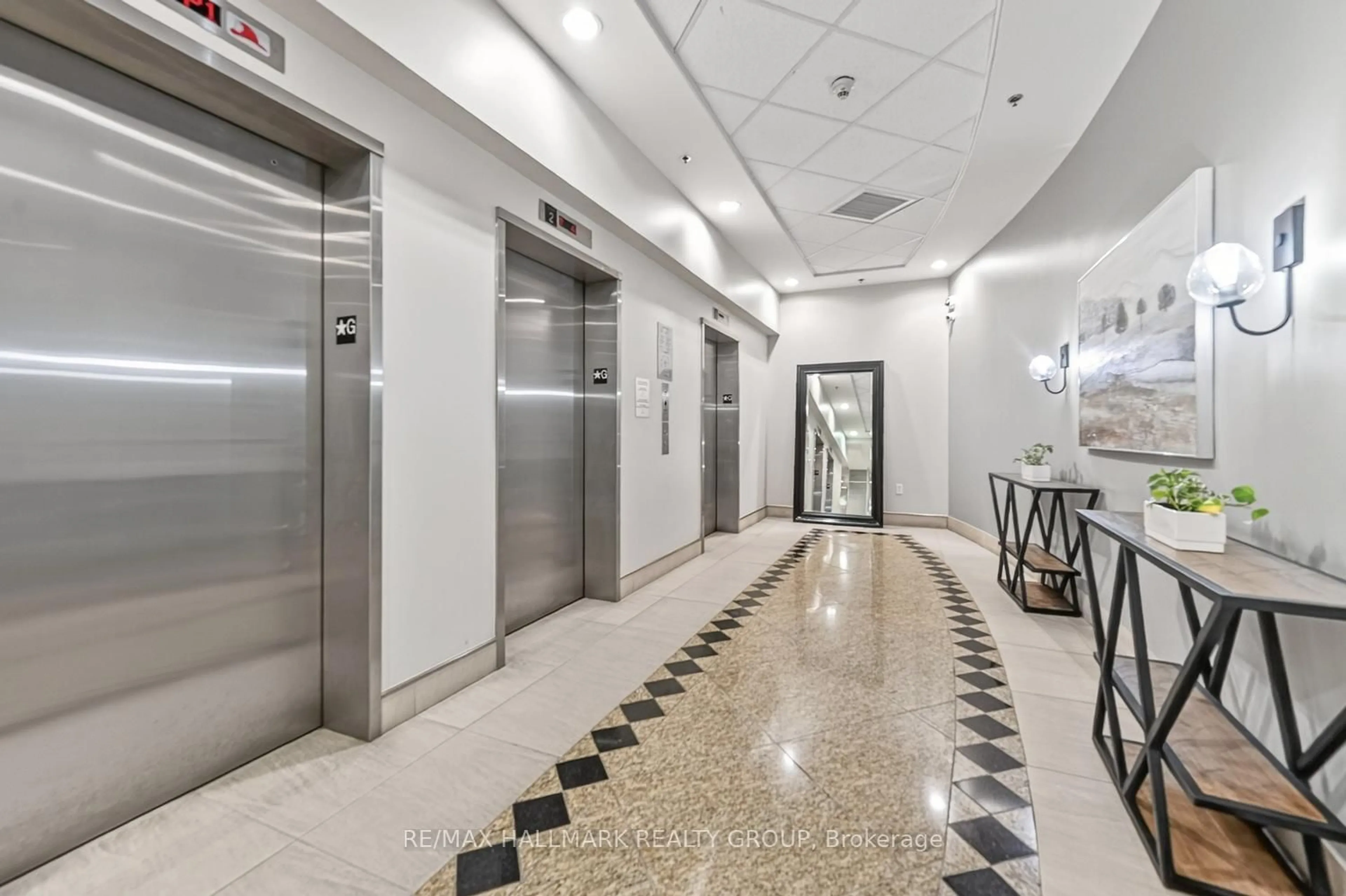 Indoor foyer for 90 Landry St #1107, Ottawa Ontario K1L 0A9