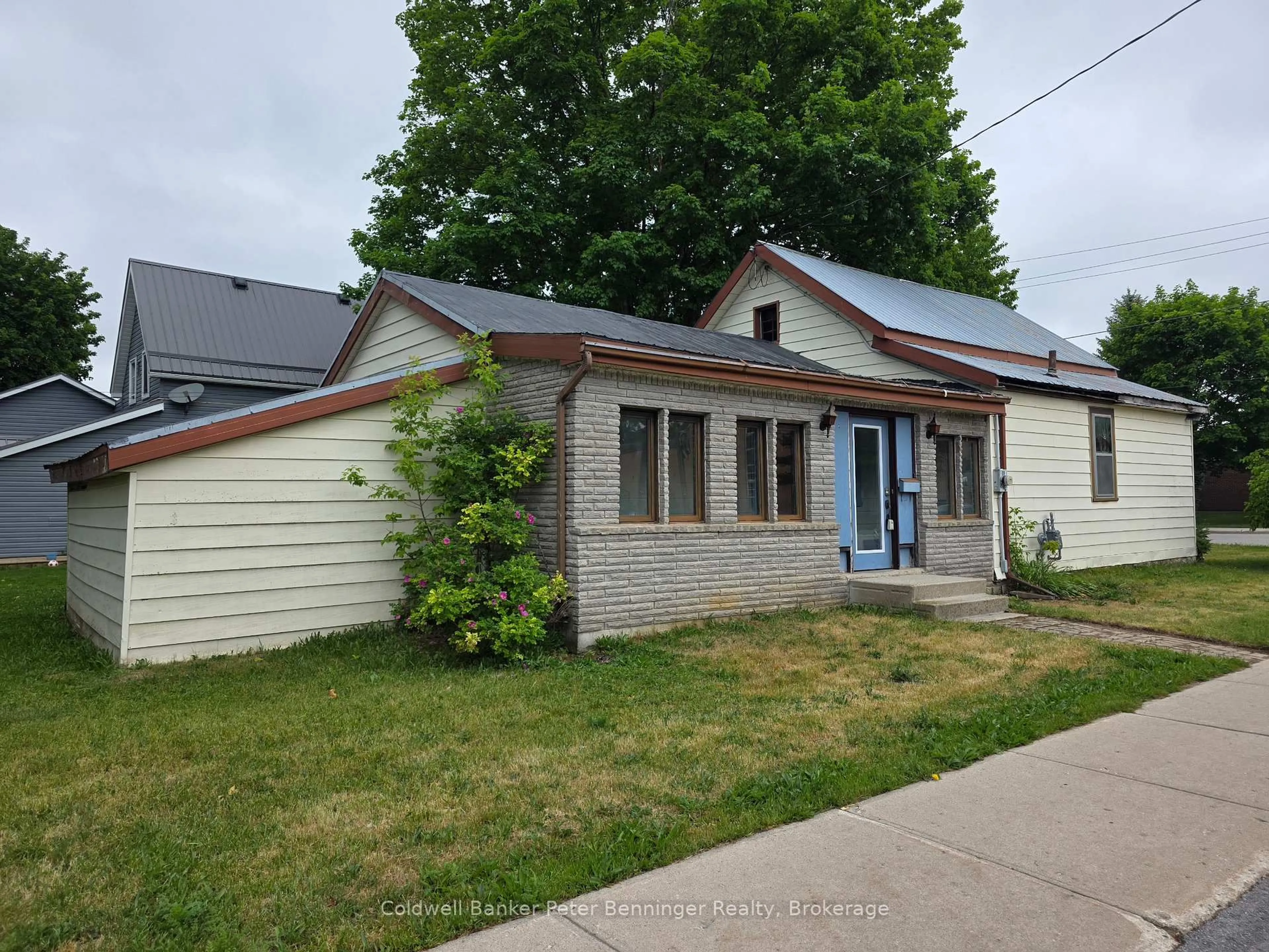 A pic from outside/outdoor area/front of a property/back of a property/a pic from drone, street for 21 Peter St, Brockton Ontario N0G 2V0