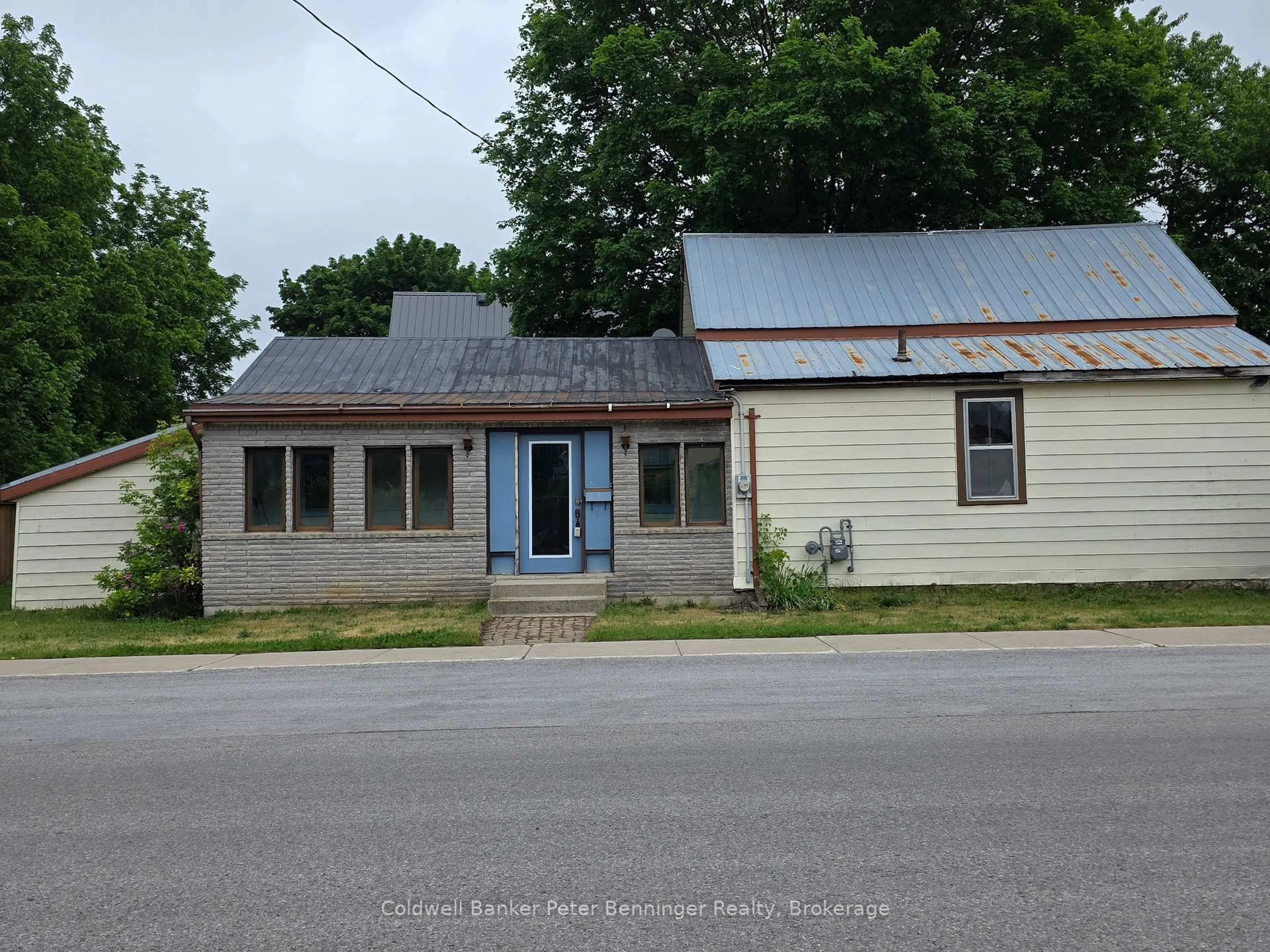 A pic from outside/outdoor area/front of a property/back of a property/a pic from drone, building for 21 Peter St, Brockton Ontario N0G 2V0