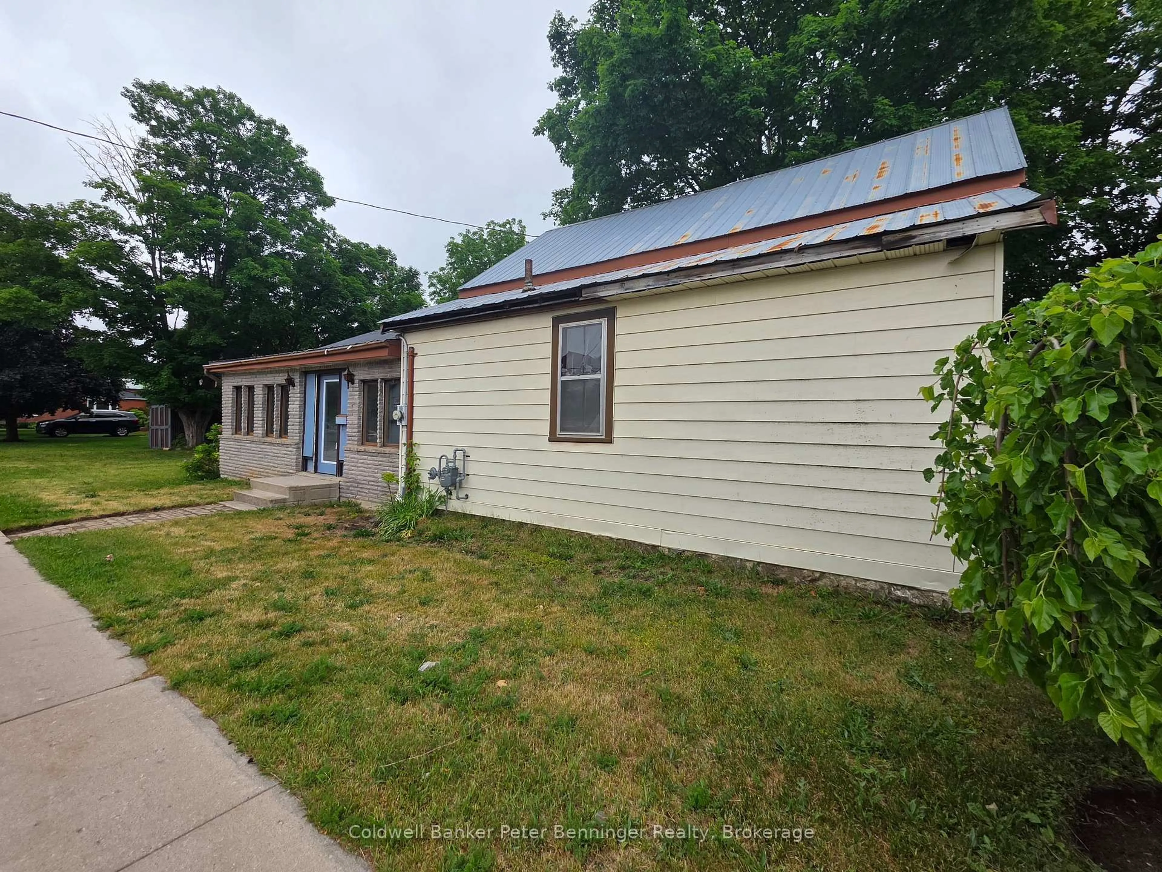 A pic from outside/outdoor area/front of a property/back of a property/a pic from drone, street for 21 Peter St, Brockton Ontario N0G 2V0
