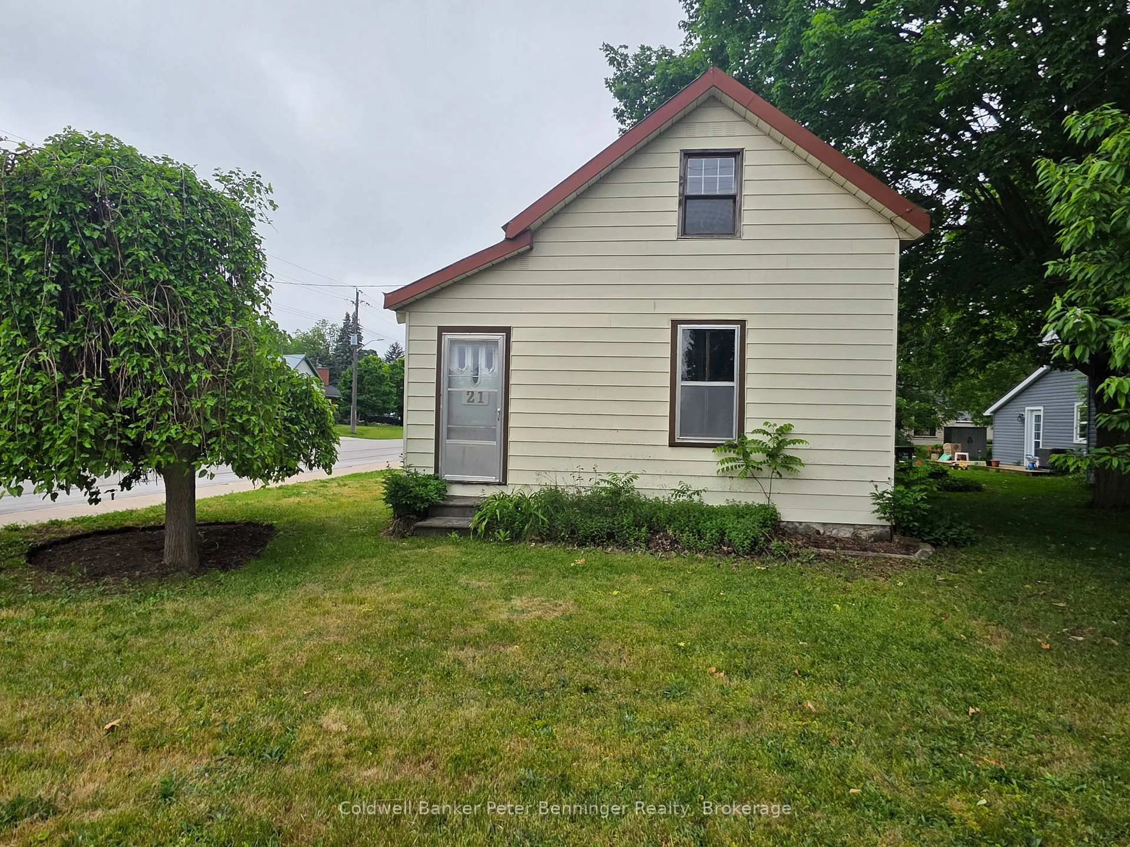 A pic from outside/outdoor area/front of a property/back of a property/a pic from drone, street for 21 Peter St, Brockton Ontario N0G 2V0