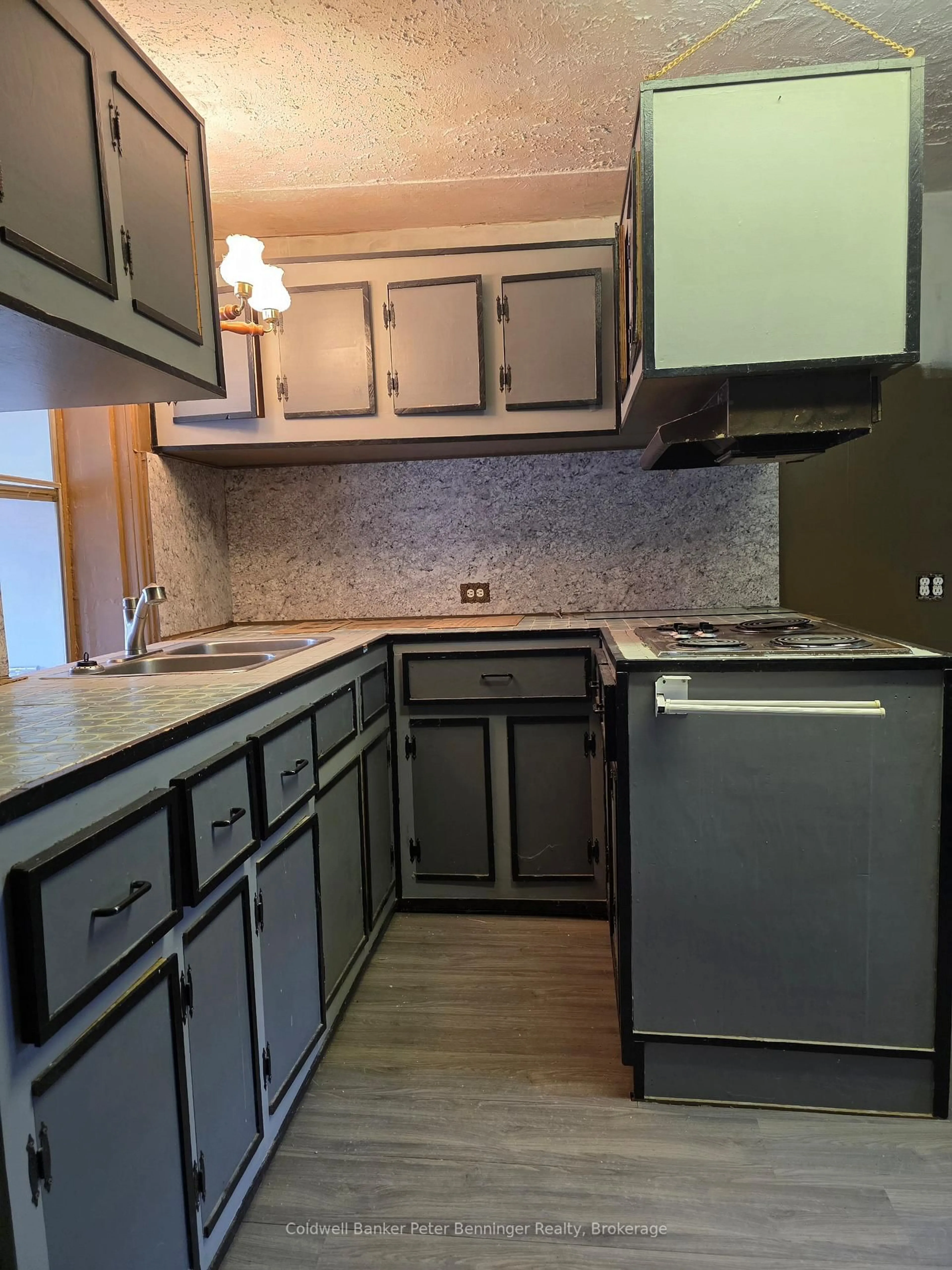 Standard kitchen, unknown for 21 Peter St, Brockton Ontario N0G 2V0