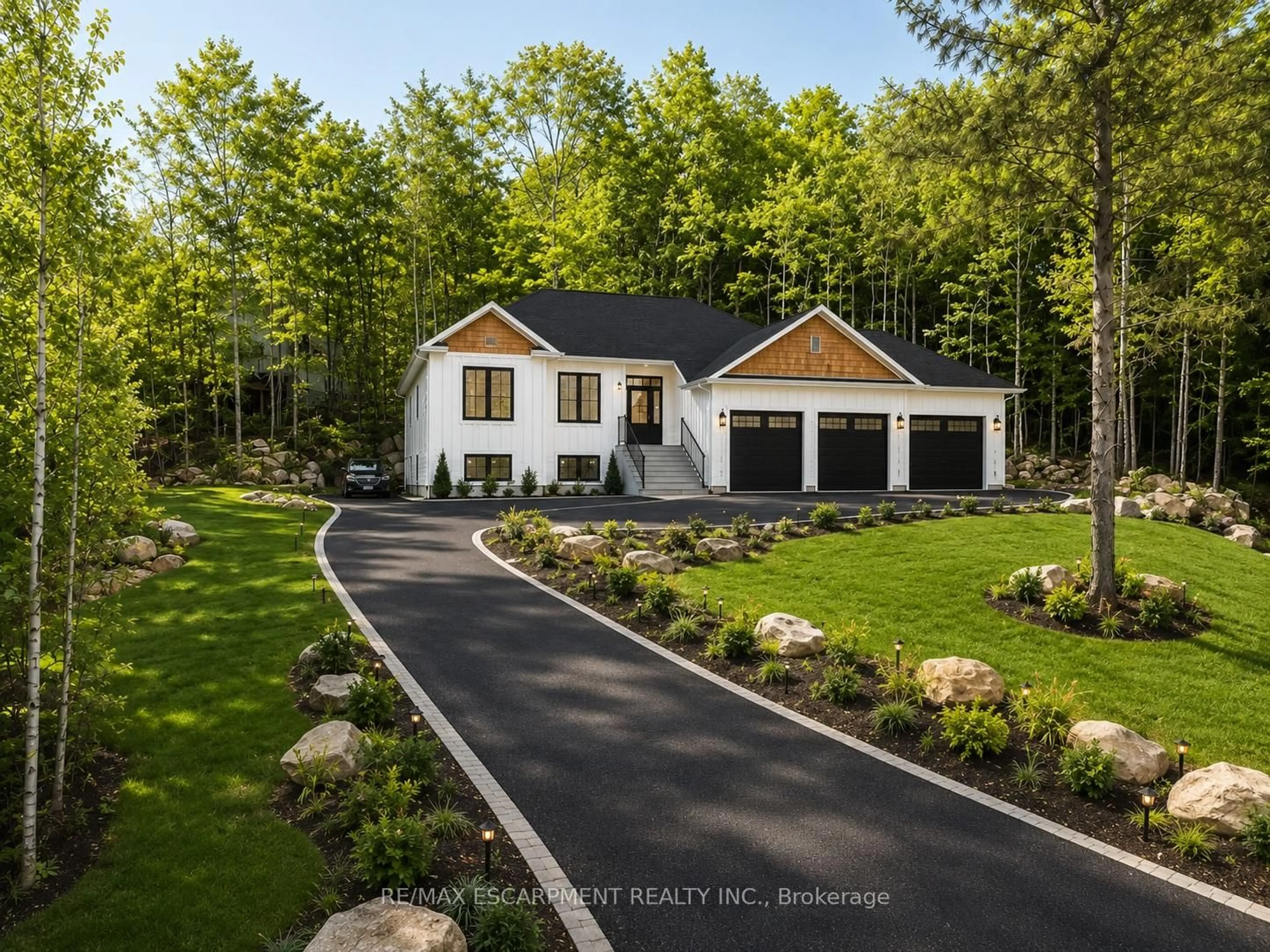 Home with vinyl exterior material, unknown for 8 Glen Eagle Crt, Huntsville Ontario P1H 1B1