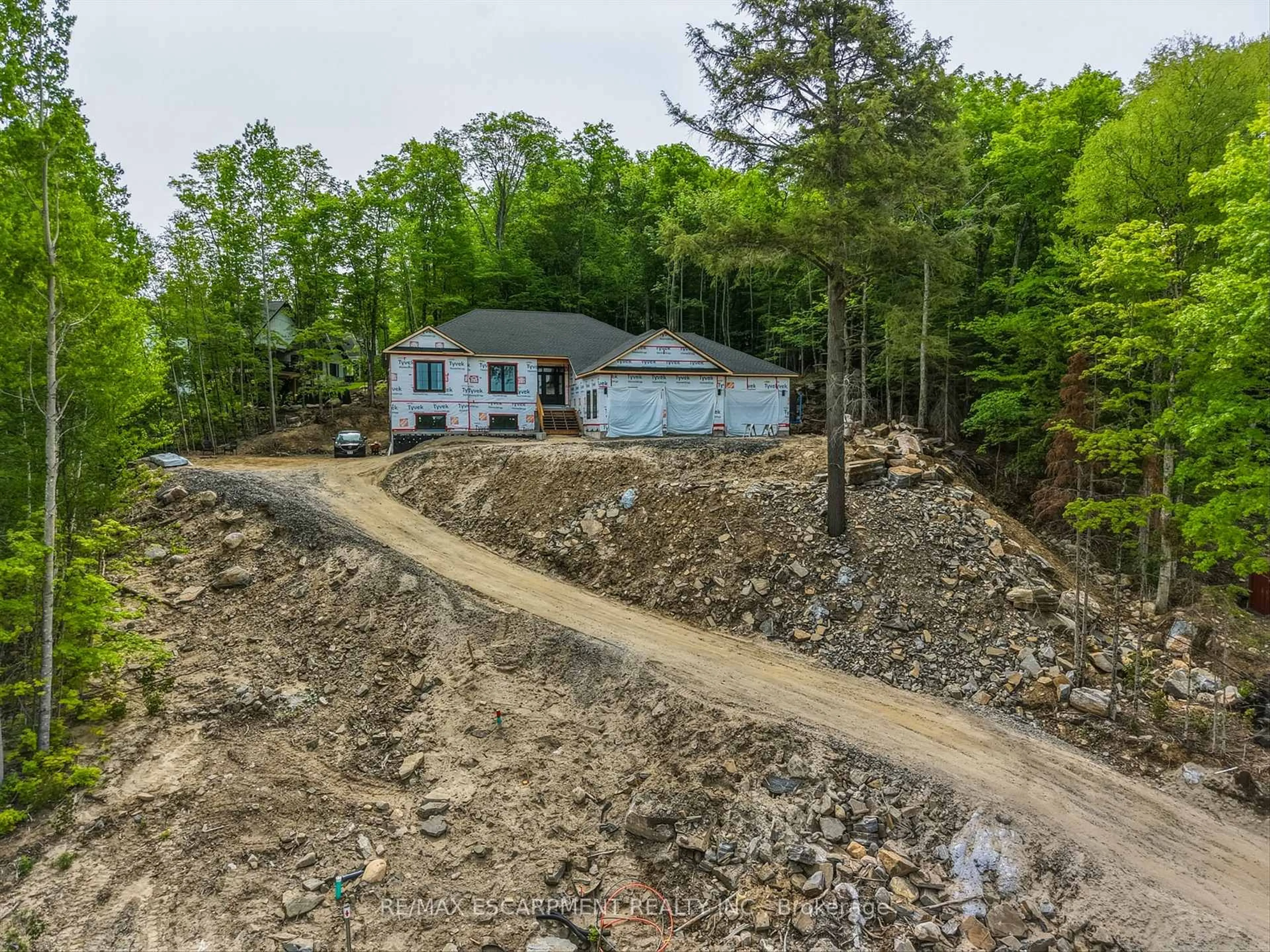 A pic from outside/outdoor area/front of a property/back of a property/a pic from drone, unknown for 8 Glen Eagle Crt, Huntsville Ontario P1H 1B1