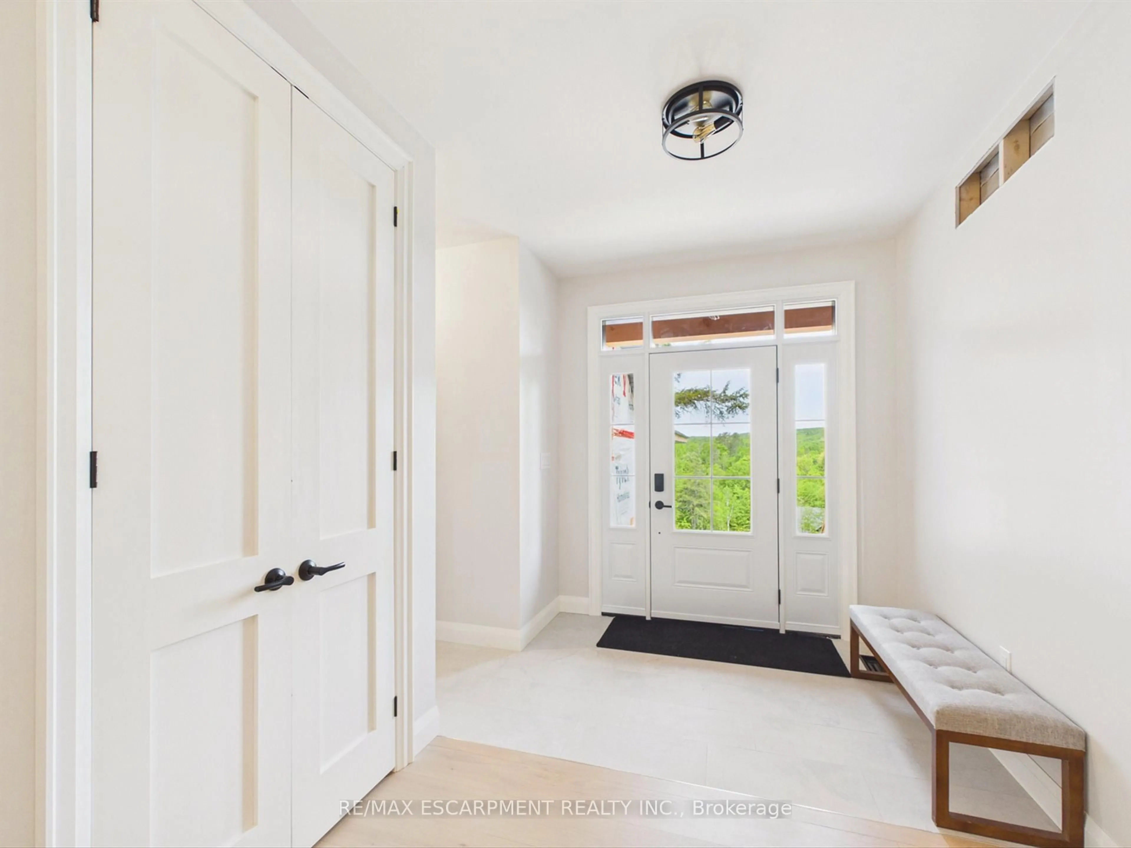 Indoor entryway for 8 Glen Eagle Crt, Huntsville Ontario P1H 1B1