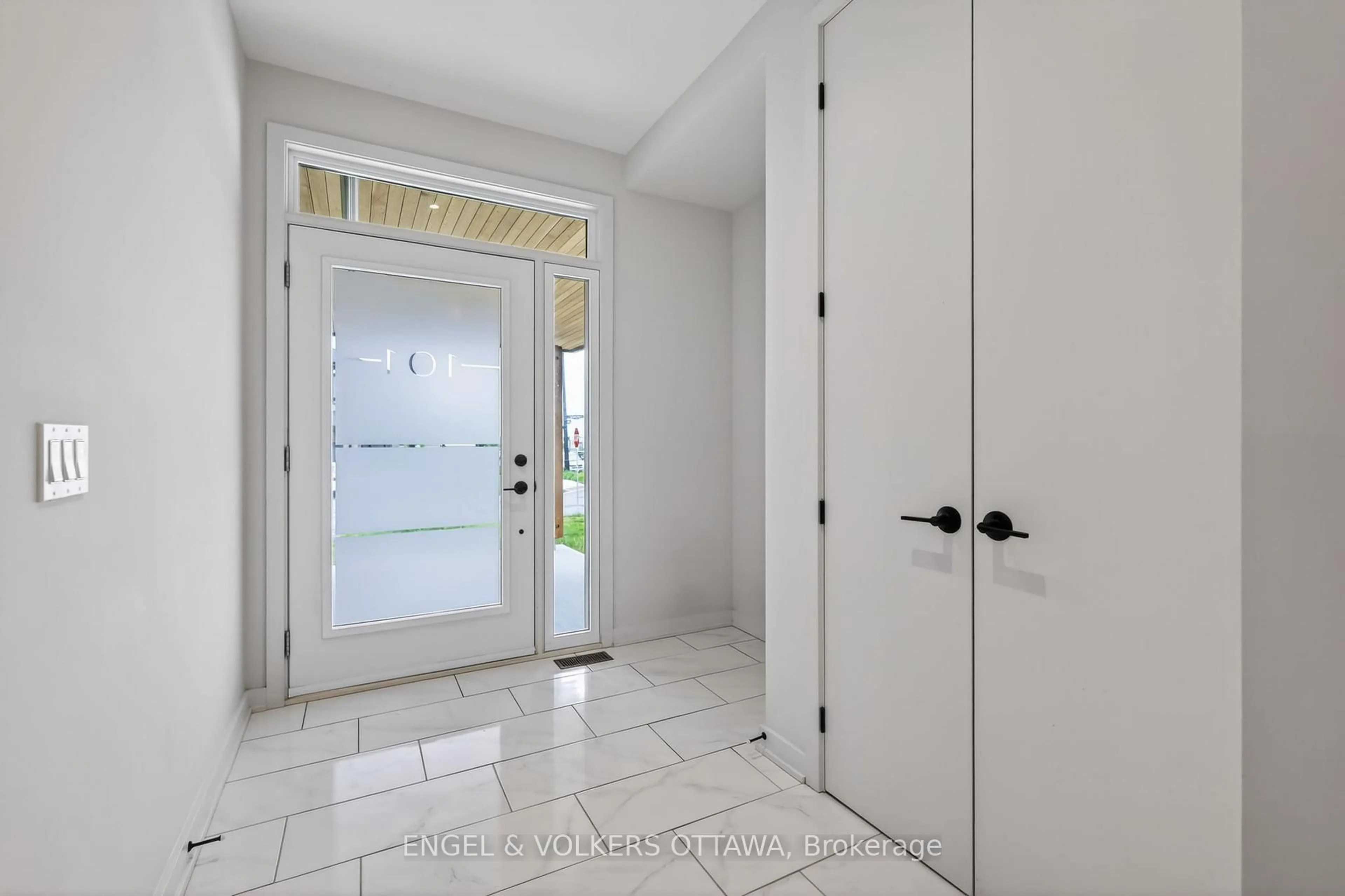 Indoor entryway for 101 Orchestra Way, Ottawa Ontario K4M 0R6
