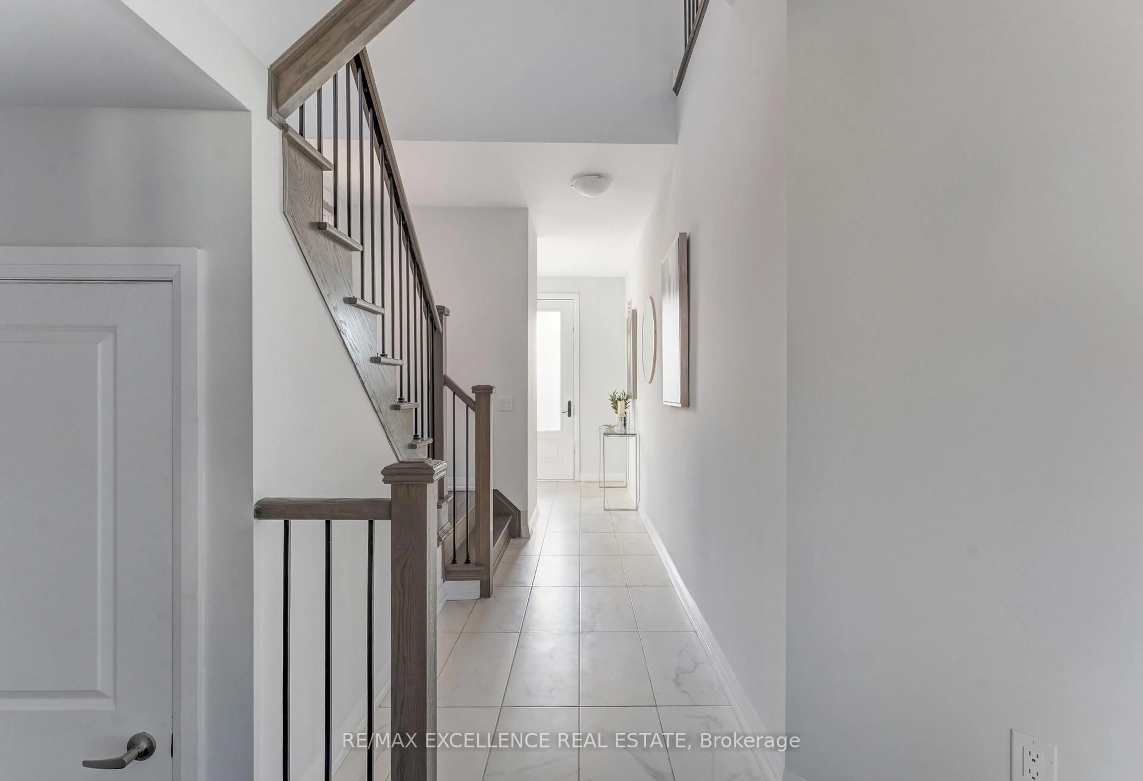 Indoor foyer for 806 Sobeski Ave, Woodstock Ontario N4T 0P1