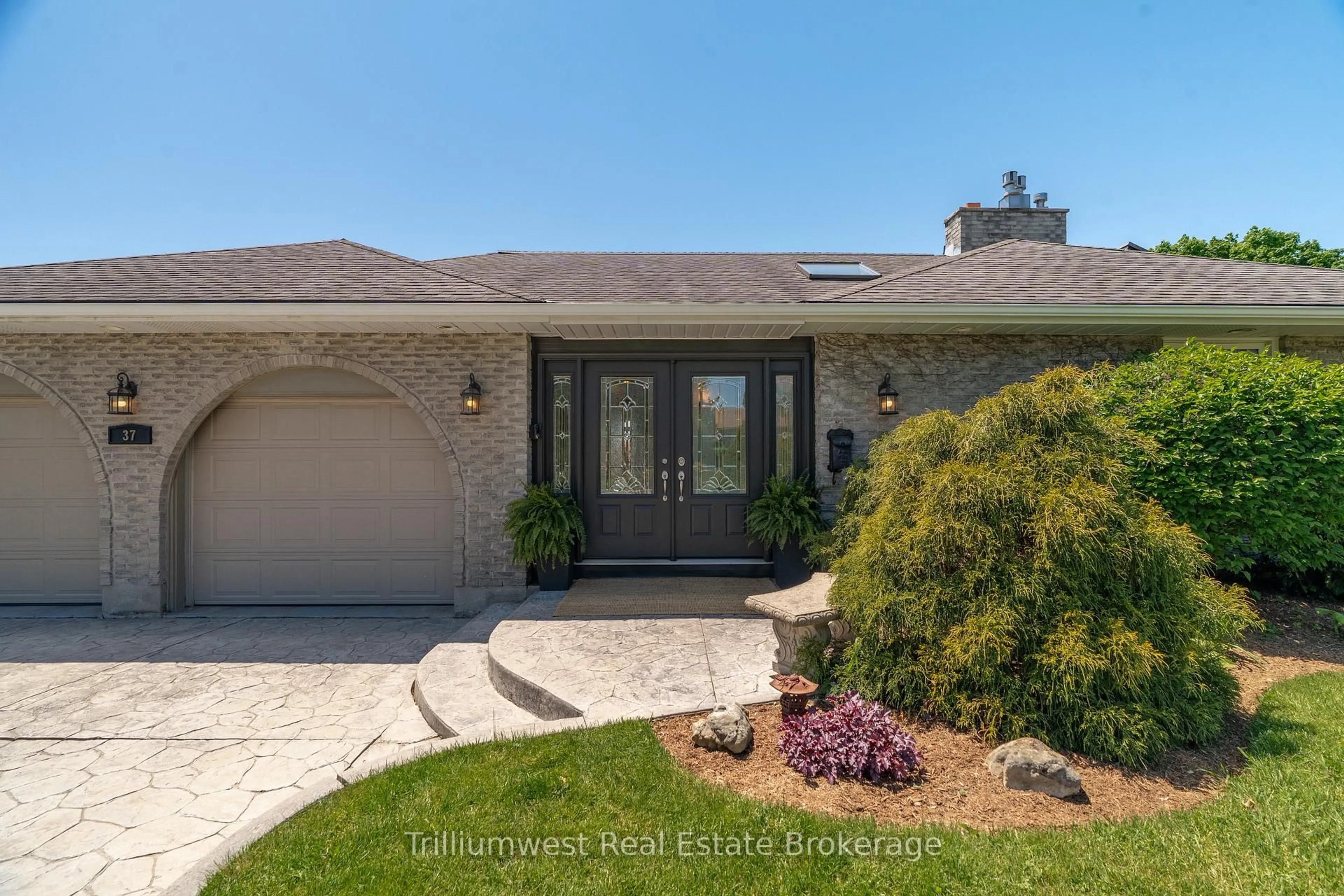 Home with brick exterior material, unknown for 37 Blue Forest Cres, Guelph/Eramosa Ontario N1H 6J2