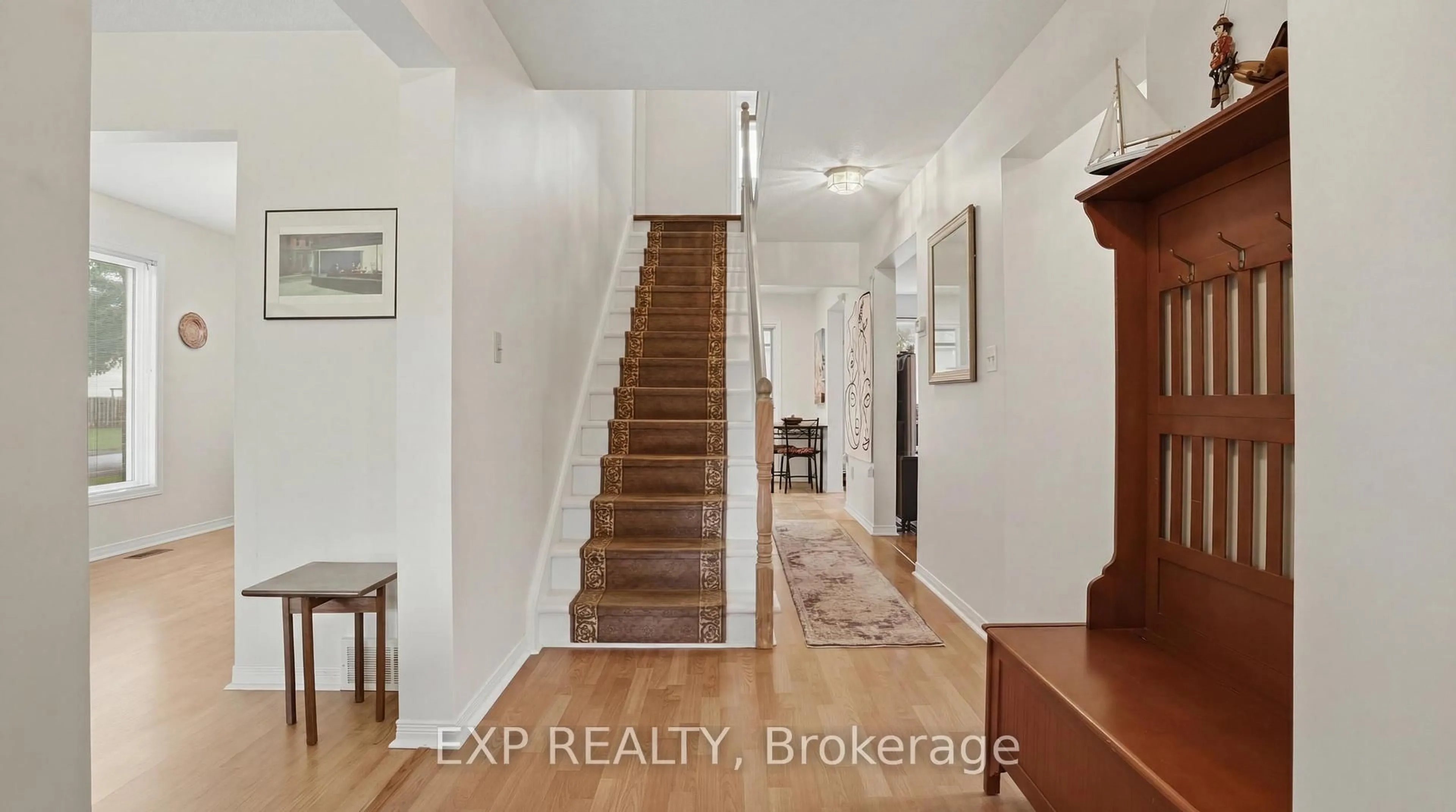 Indoor entryway for 3722 Sussex Lane, Fort Erie Ontario L0S 1S0