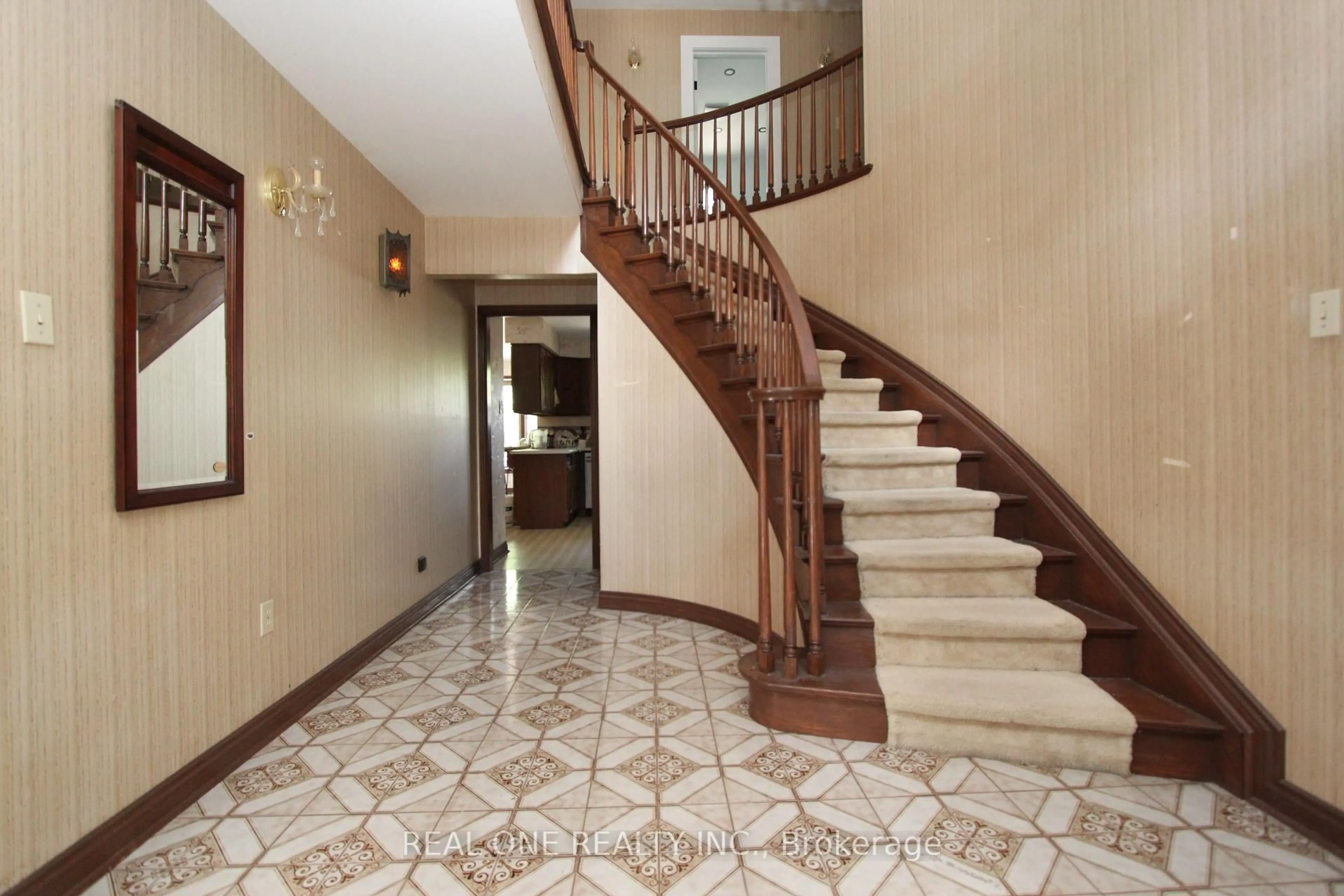 Indoor foyer for 53 Hillview Blvd, London North Ontario N6G 3A7