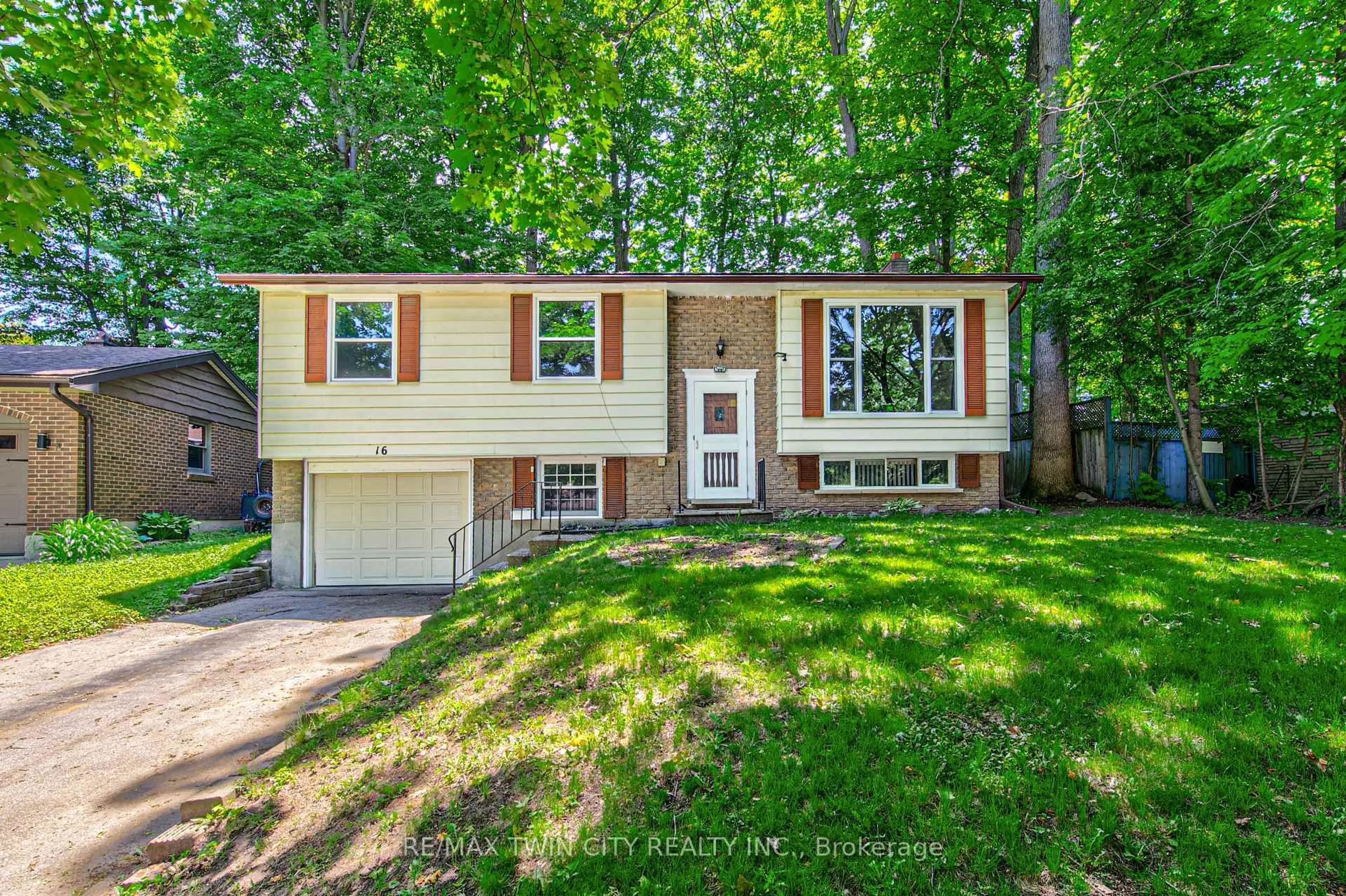 Home with vinyl exterior material, street for 16 Dogwood Pl, Cambridge Ontario N3C 2Z4