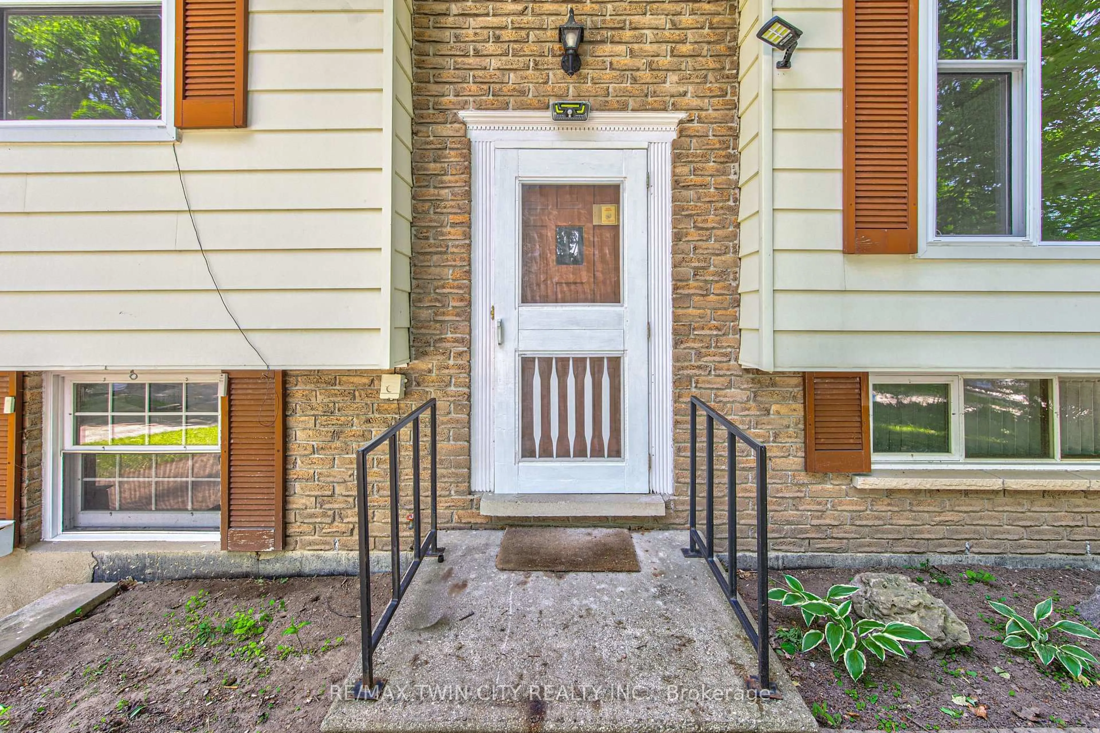 Indoor entryway for 16 Dogwood Pl, Cambridge Ontario N3C 2Z4