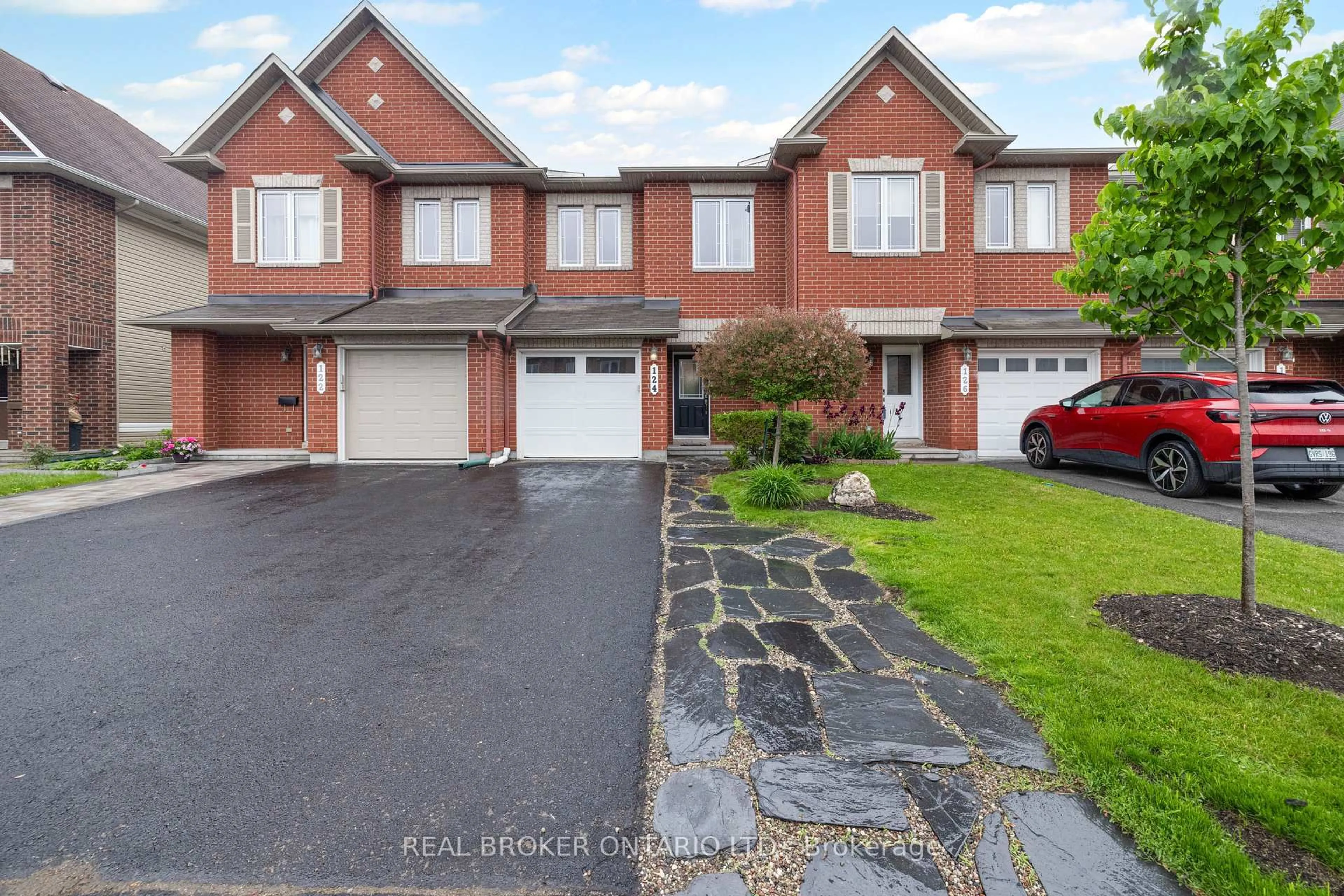 A pic from outside/outdoor area/front of a property/back of a property/a pic from drone, street for 124 Silvermoon Cres, Ottawa Ontario K4A 0P5