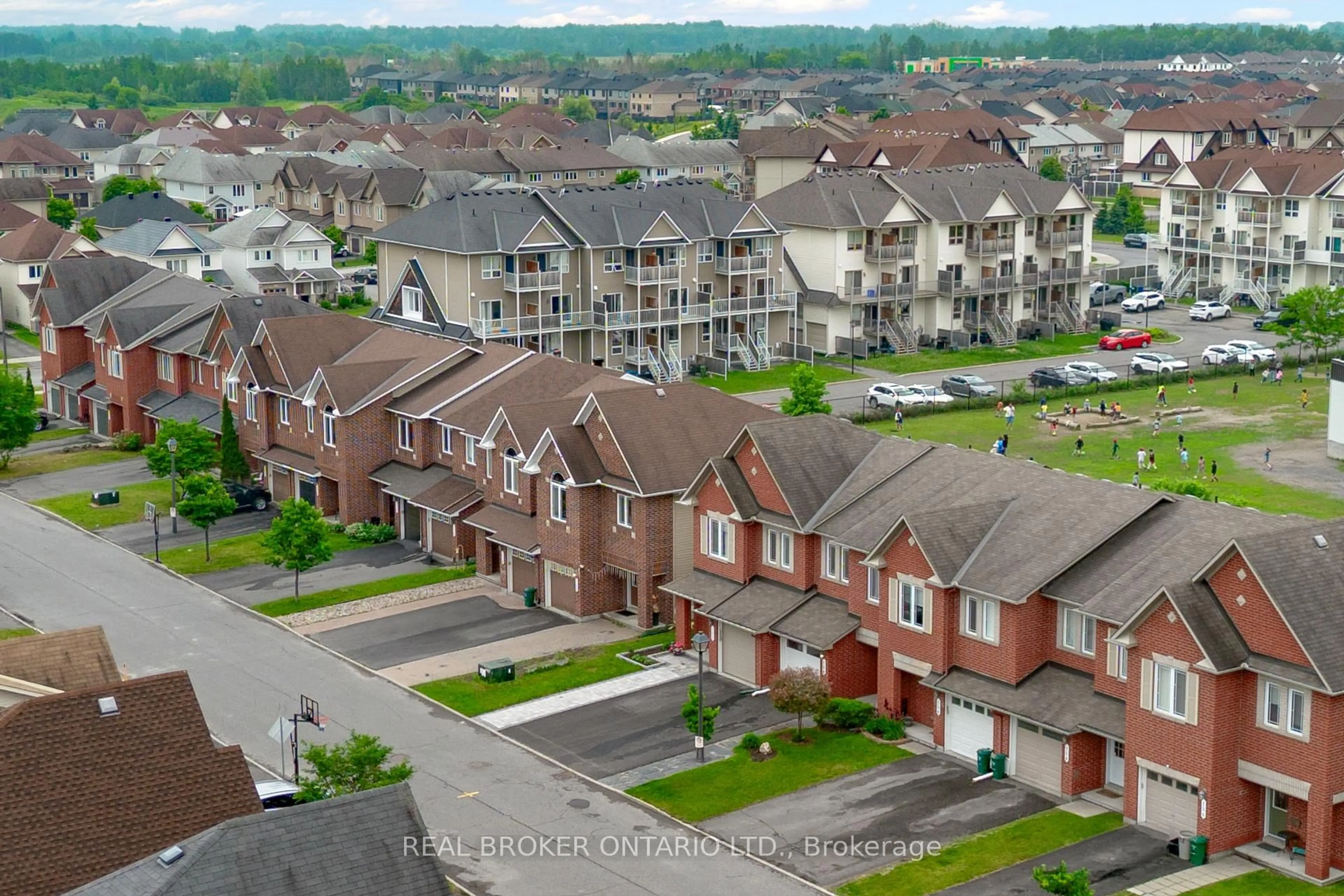 A pic from outside/outdoor area/front of a property/back of a property/a pic from drone, street for 124 Silvermoon Cres, Ottawa Ontario K4A 0P5