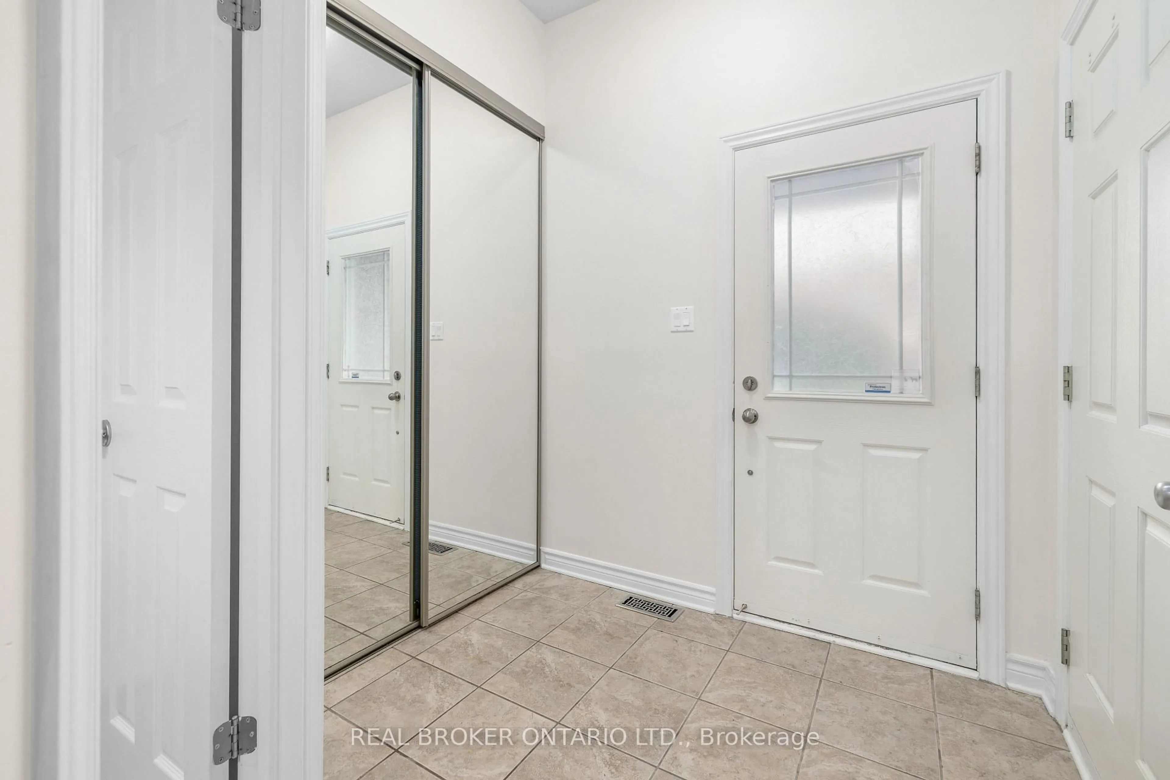 Indoor entryway for 124 Silvermoon Cres, Ottawa Ontario K4A 0P5