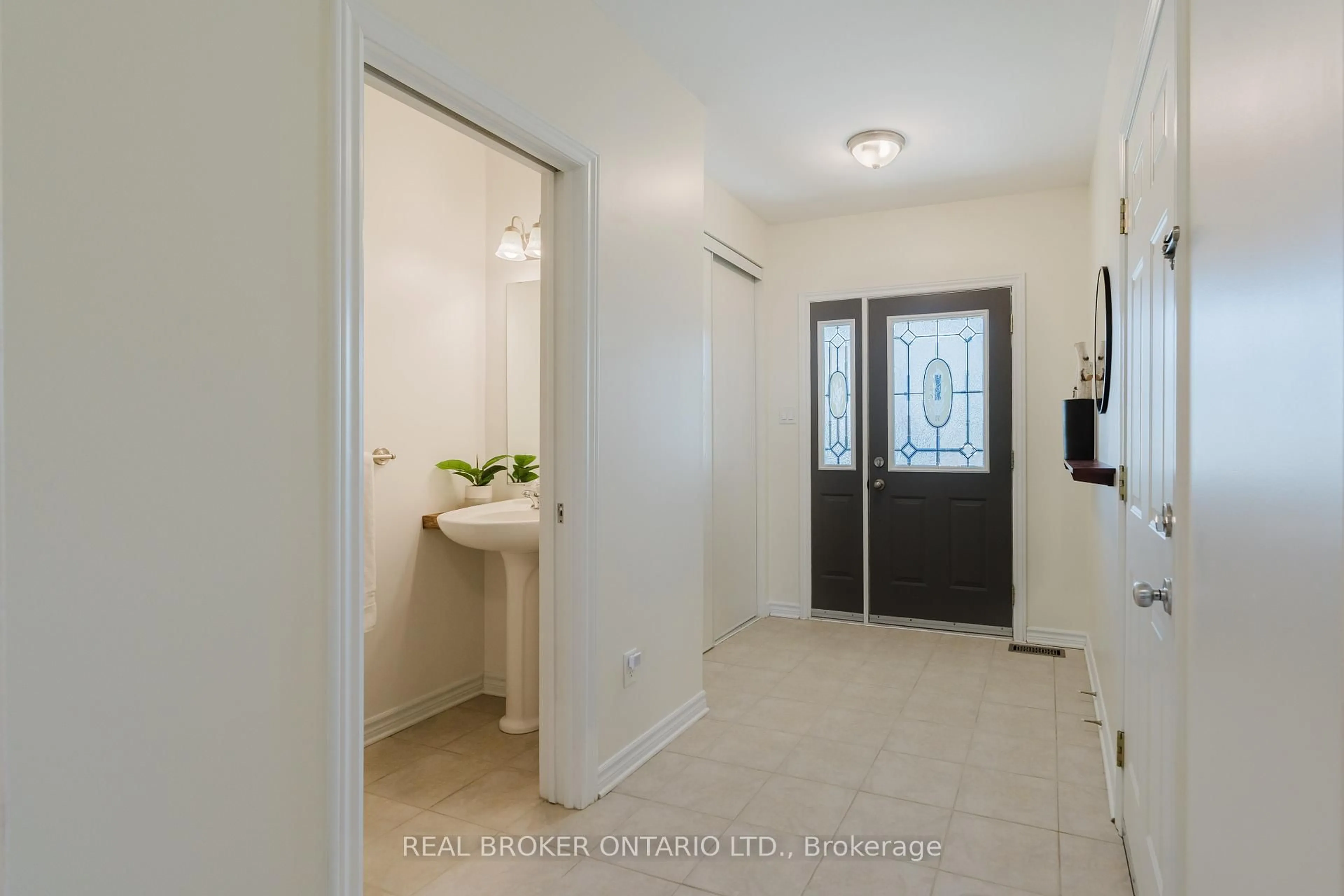 Indoor entryway for 72 Frieday St, Arnprior Ontario K7S 0A6