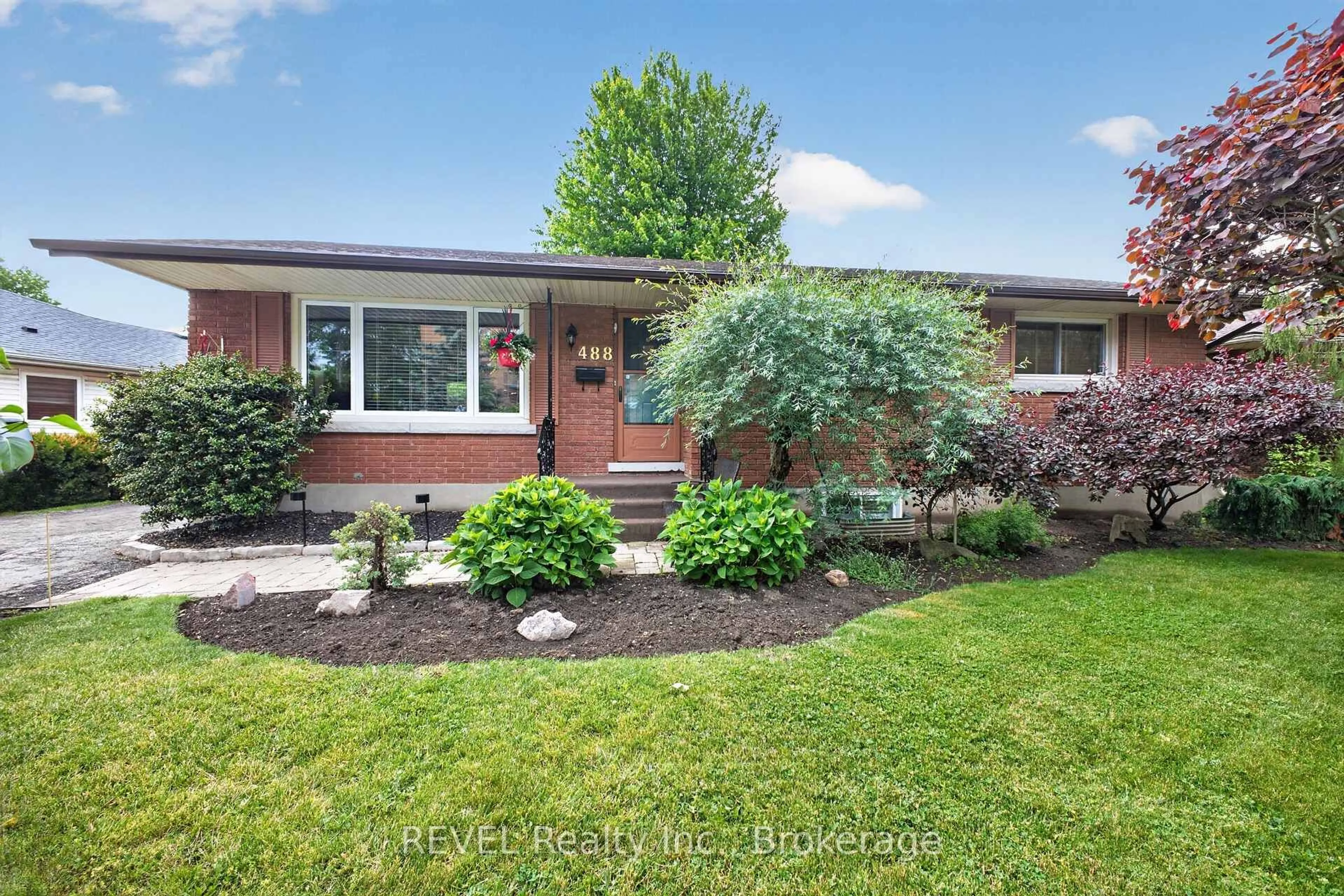 Home with brick exterior material, street for 488 Linwell Rd, St. Catharines Ontario L2M 2R1
