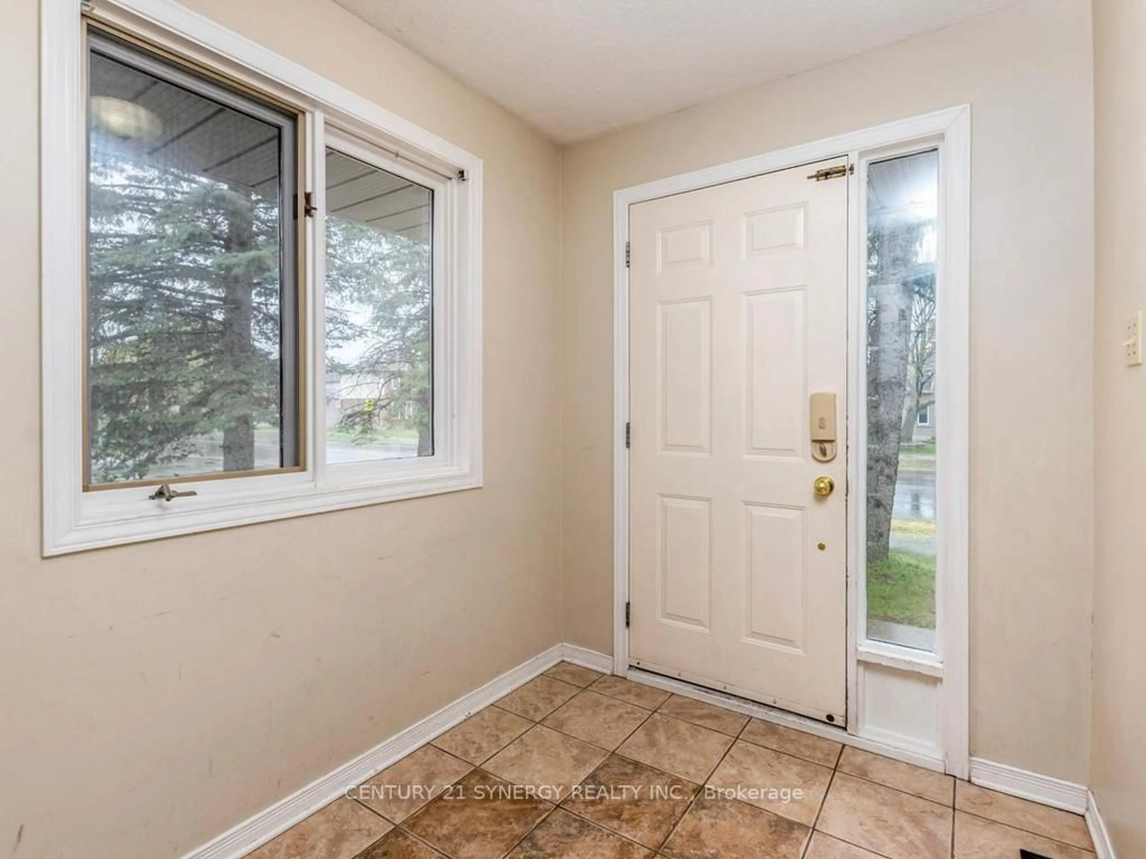 Indoor entryway for 1 Winnegreen Crt, Ottawa Ontario K1G 5P3