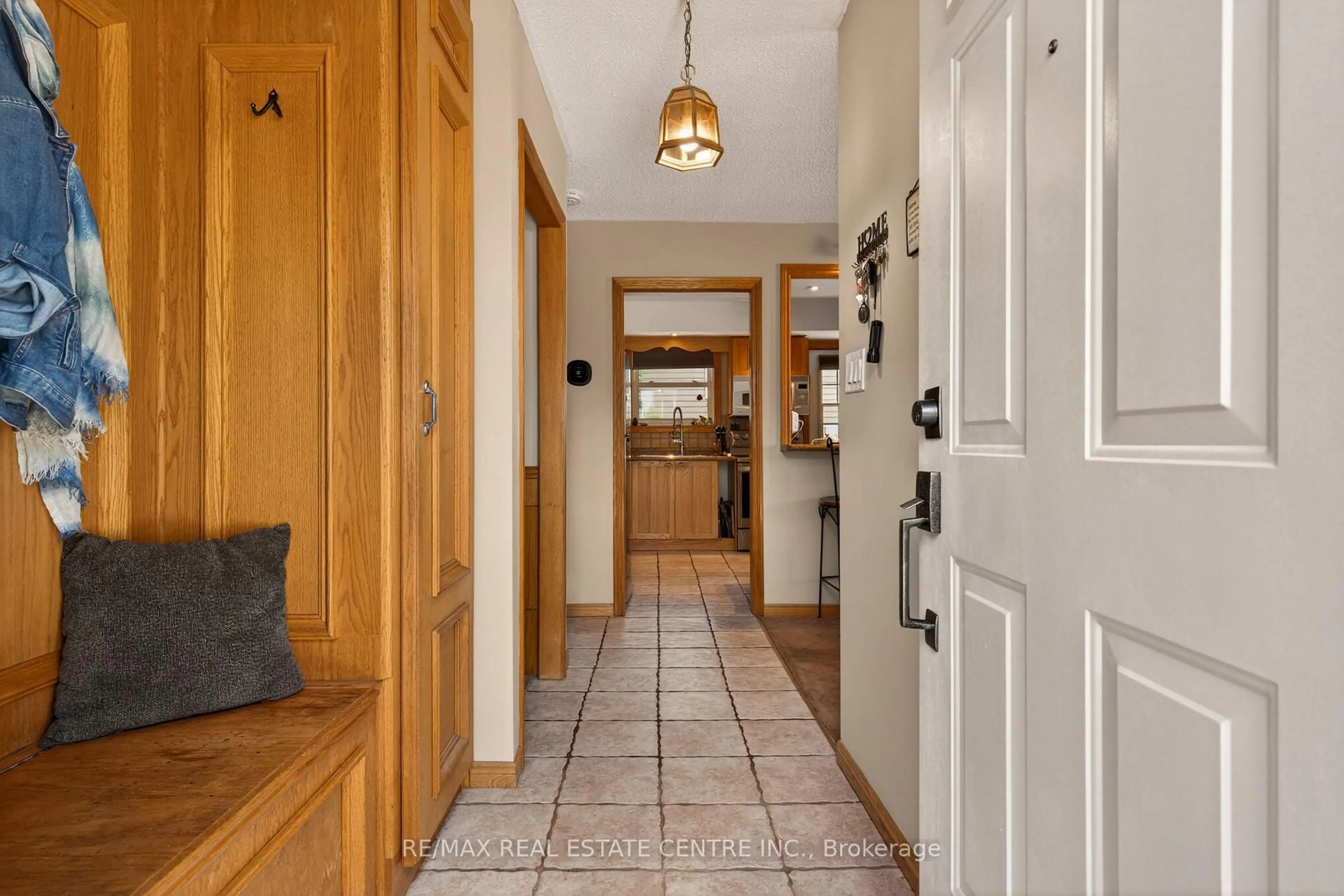 Indoor entryway for 20 Nordale Cres, Hamilton Ontario L8J 1H1