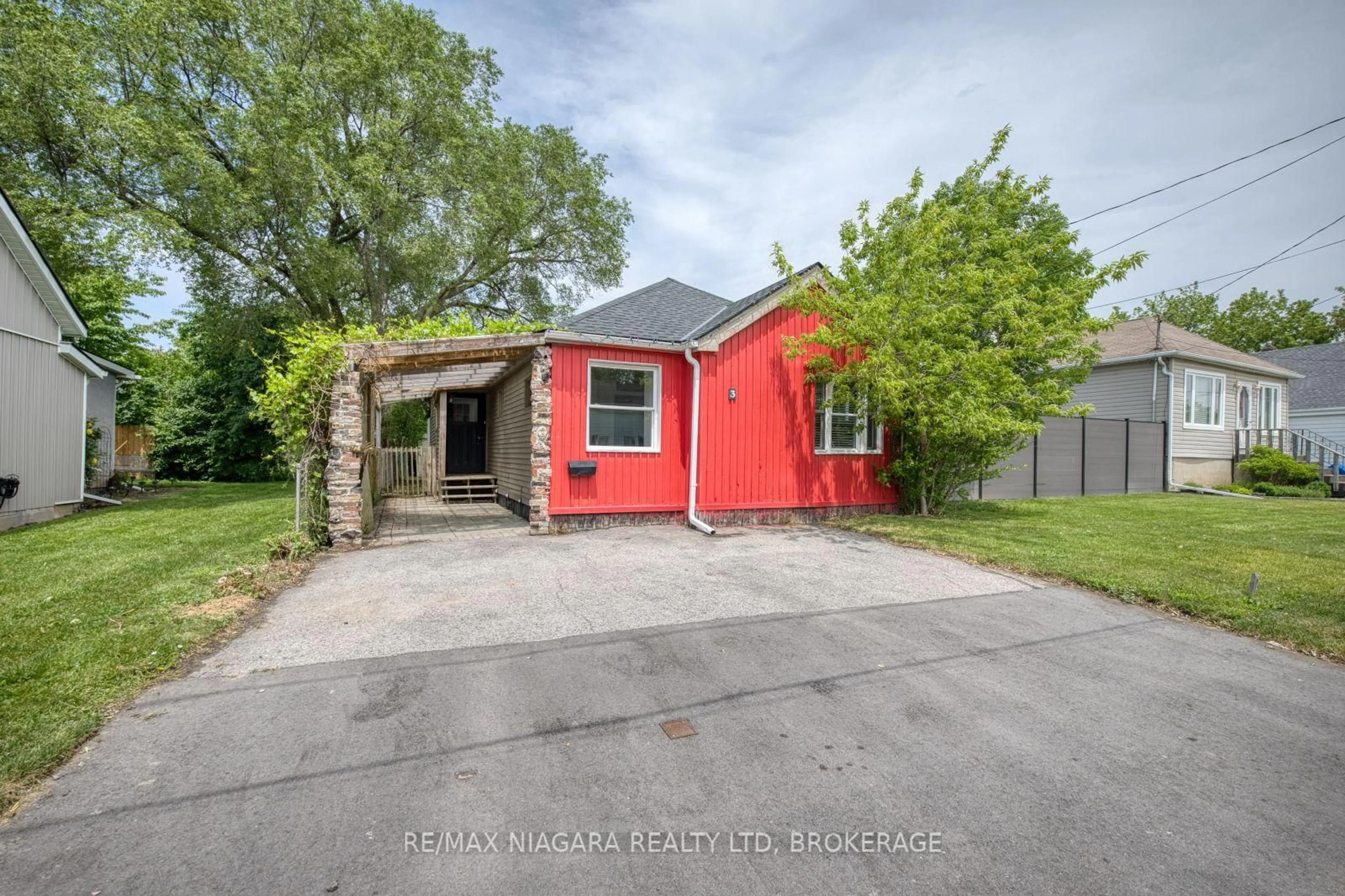 A pic from outside/outdoor area/front of a property/back of a property/a pic from drone, street for 3 PHELPS St, St. Catharines Ontario L2P 2H5