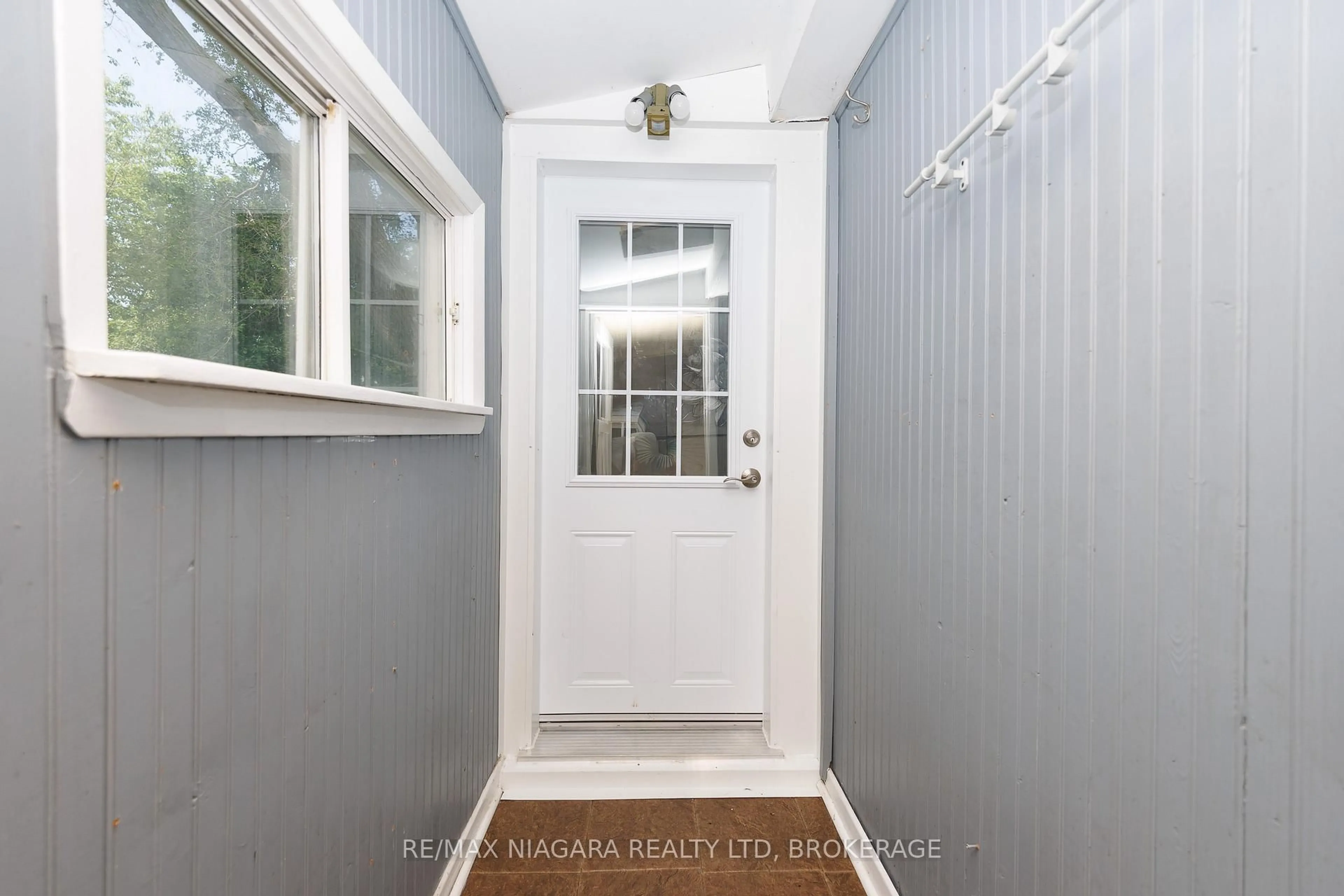 Indoor entryway for 3 PHELPS St, St. Catharines Ontario L2P 2H5
