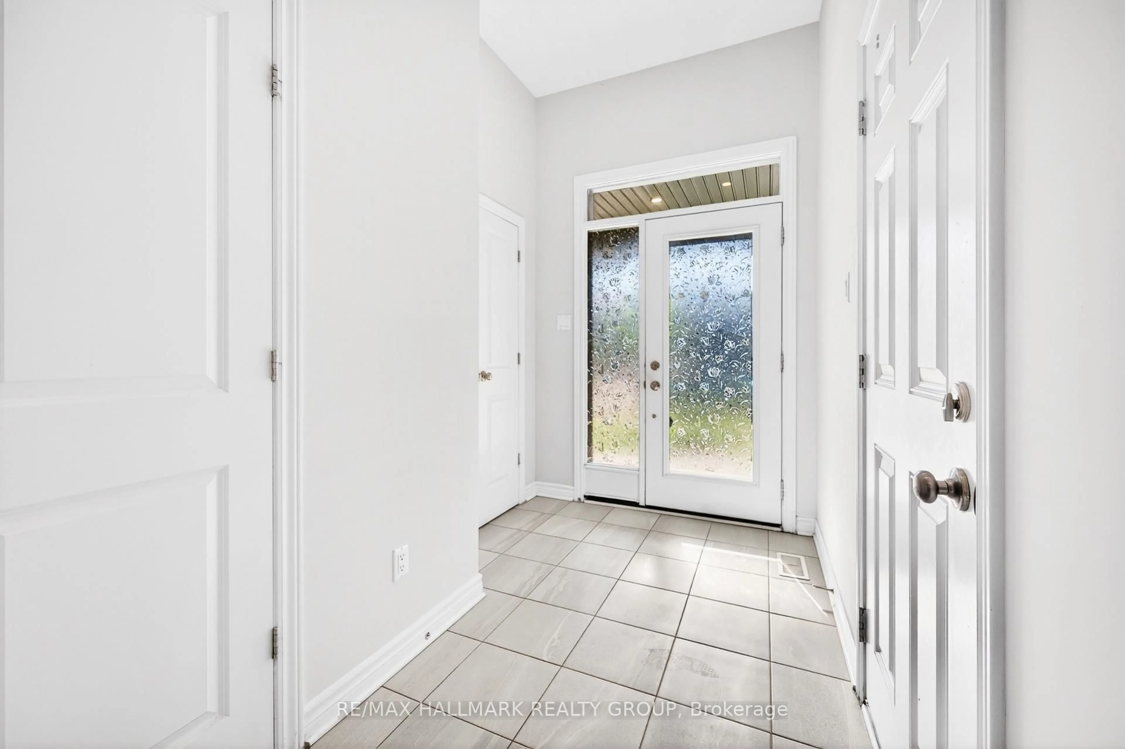 Indoor entryway for 720 Miikana Rd, Ottawa Ontario K1X 0H7