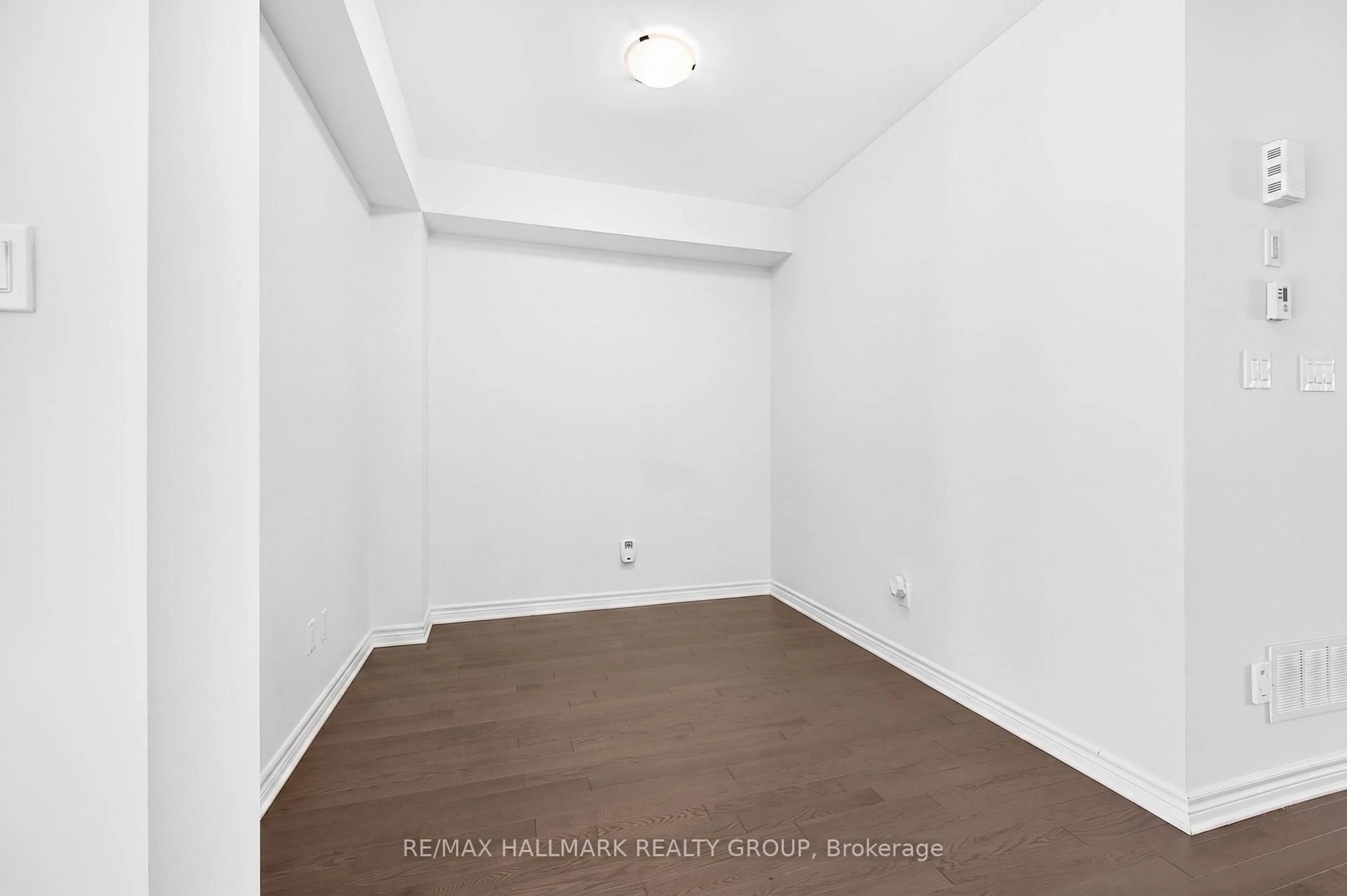 A pic of a room for 720 Miikana Rd, Ottawa Ontario K1X 0H7