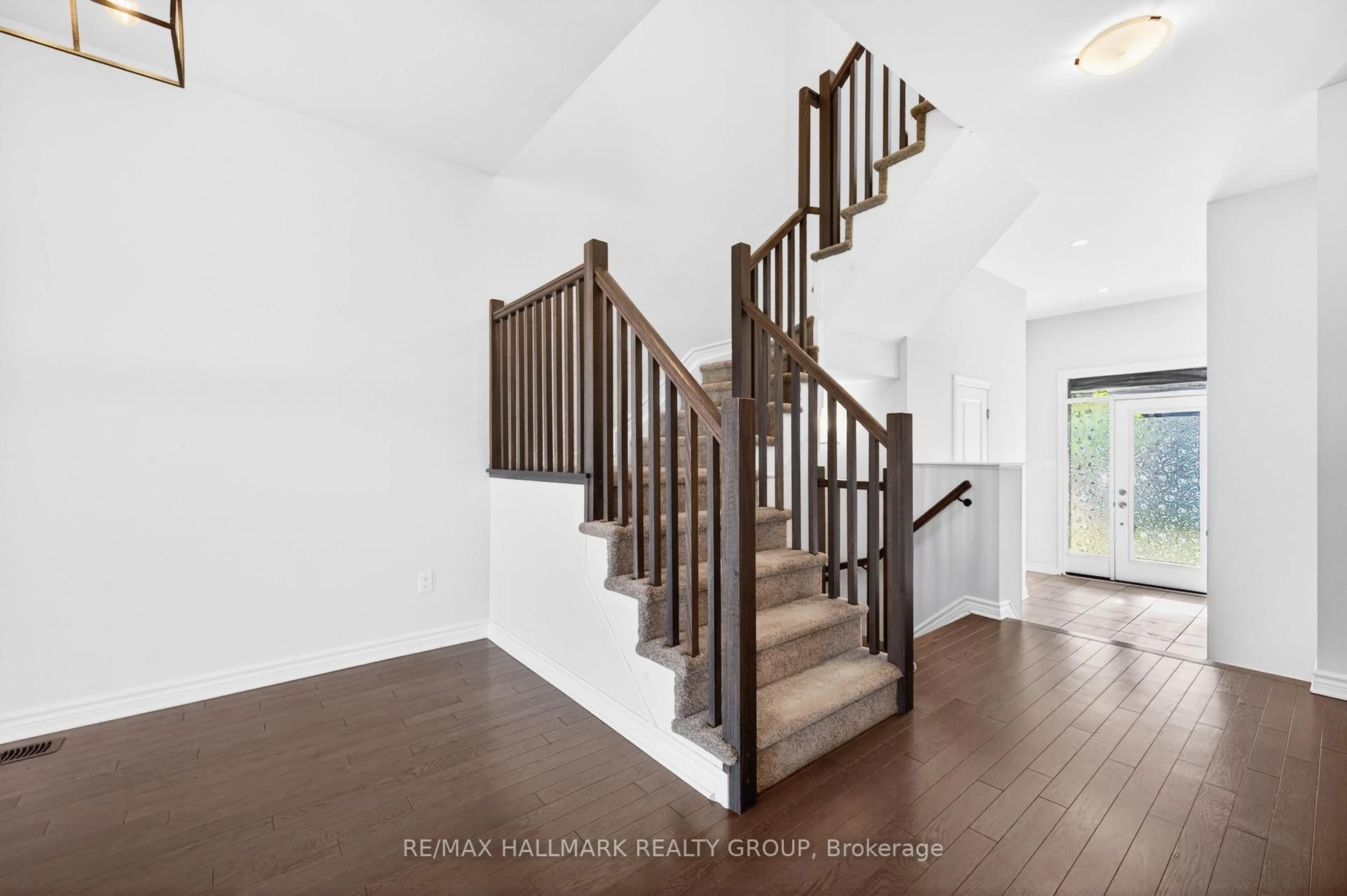 Stairs for 720 Miikana Rd, Ottawa Ontario K1X 0H7