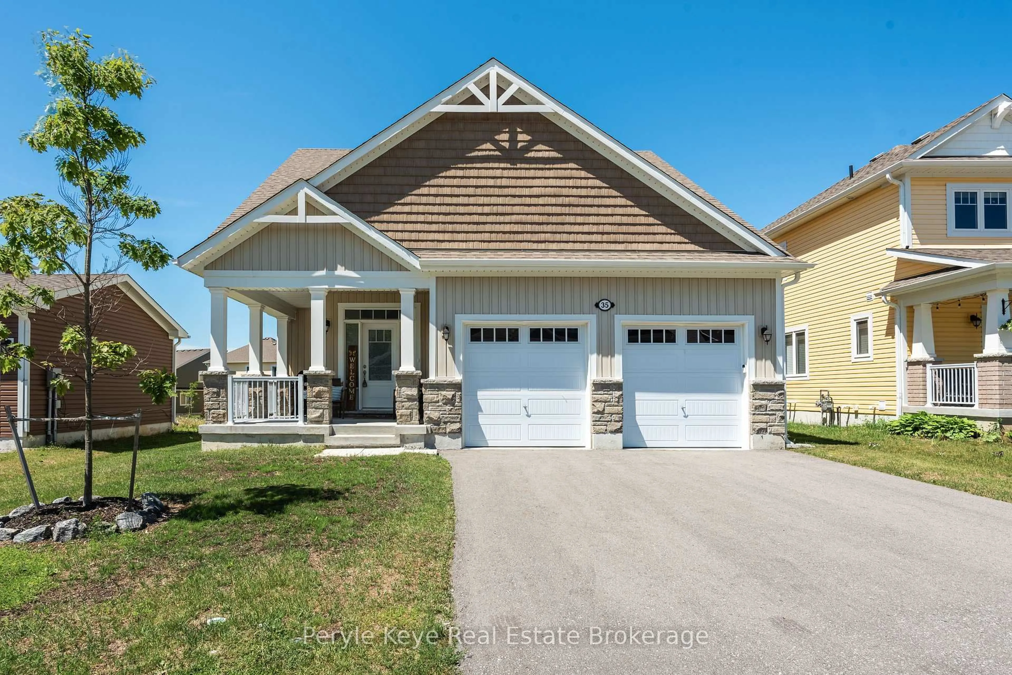 Home with vinyl exterior material, street for 35 Stother Cres, Bracebridge Ontario P1L 0G2
