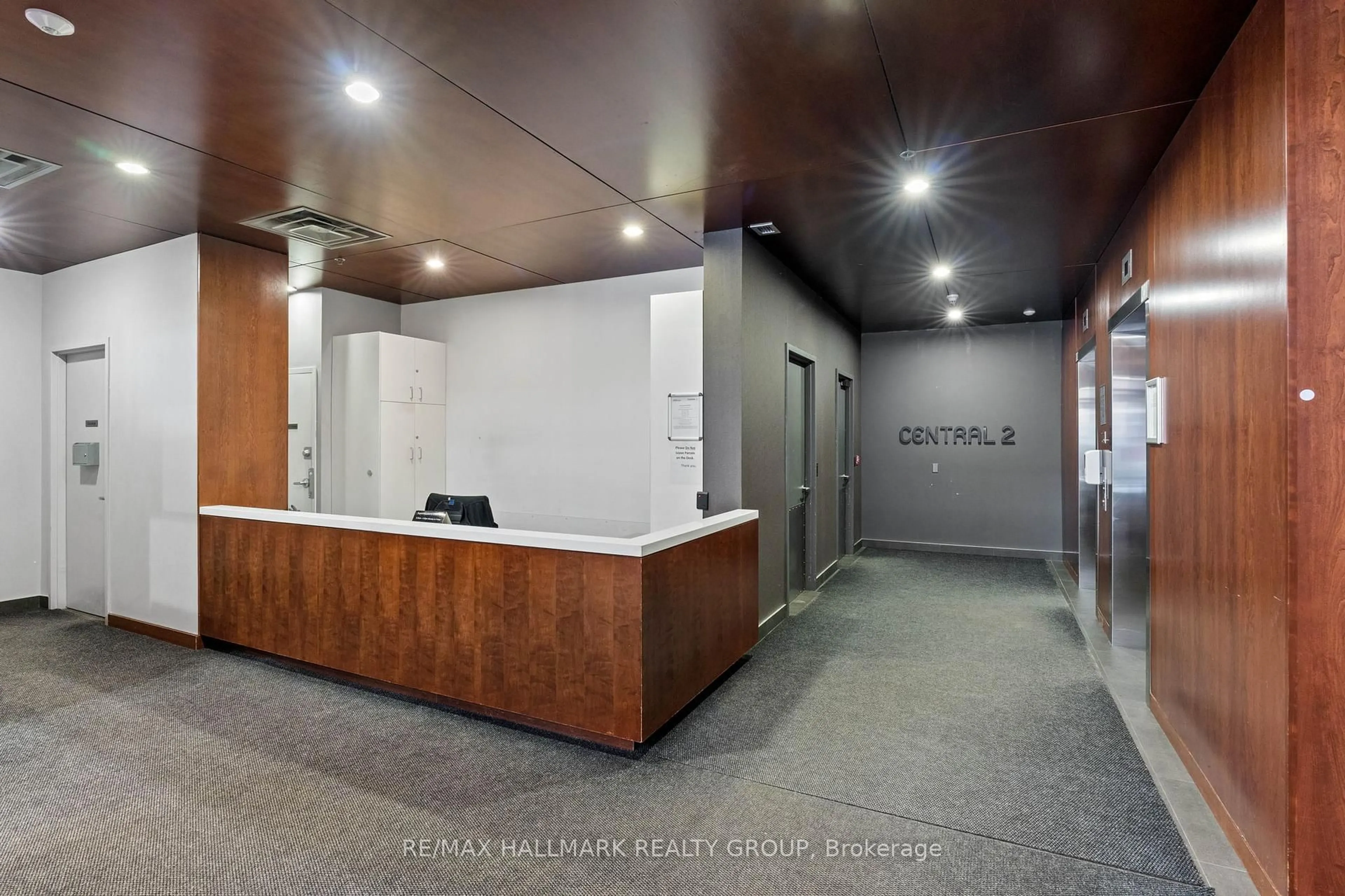 Indoor foyer for 360 Mcleod St #704, Ottawa Ontario K2P 1A9