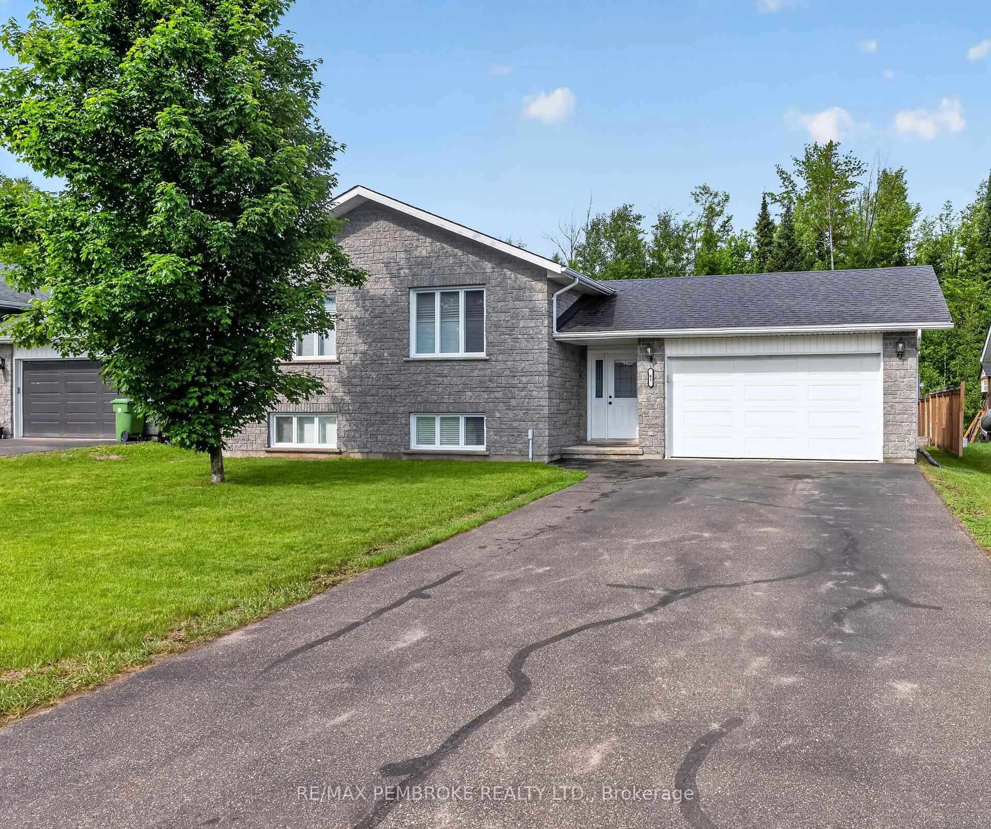 A pic from outside/outdoor area/front of a property/back of a property/a pic from drone, street for 61 Oak Ave, Petawawa Ontario K8H 0B5