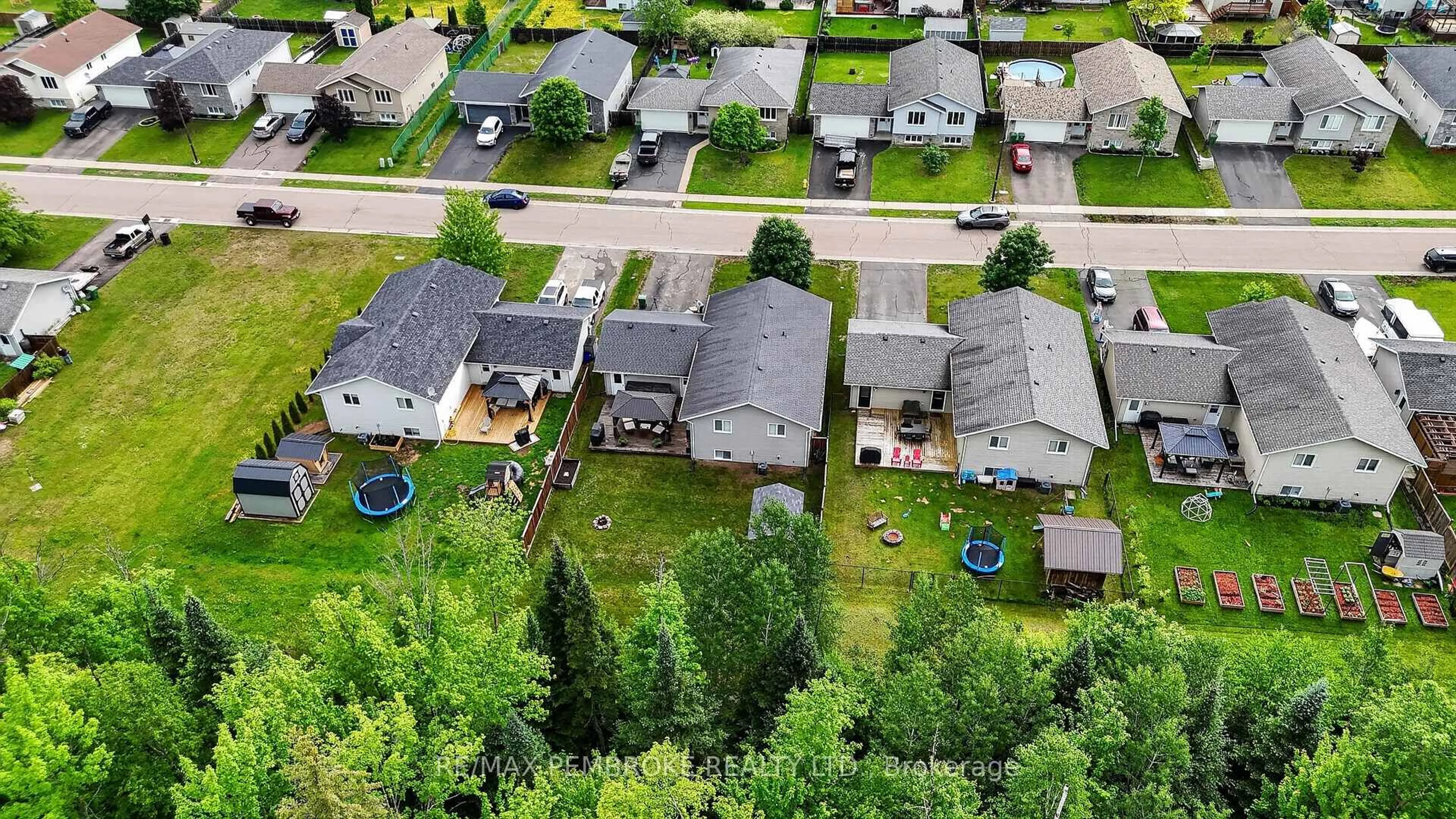 A pic from outside/outdoor area/front of a property/back of a property/a pic from drone, street for 61 Oak Ave, Petawawa Ontario K8H 0B5