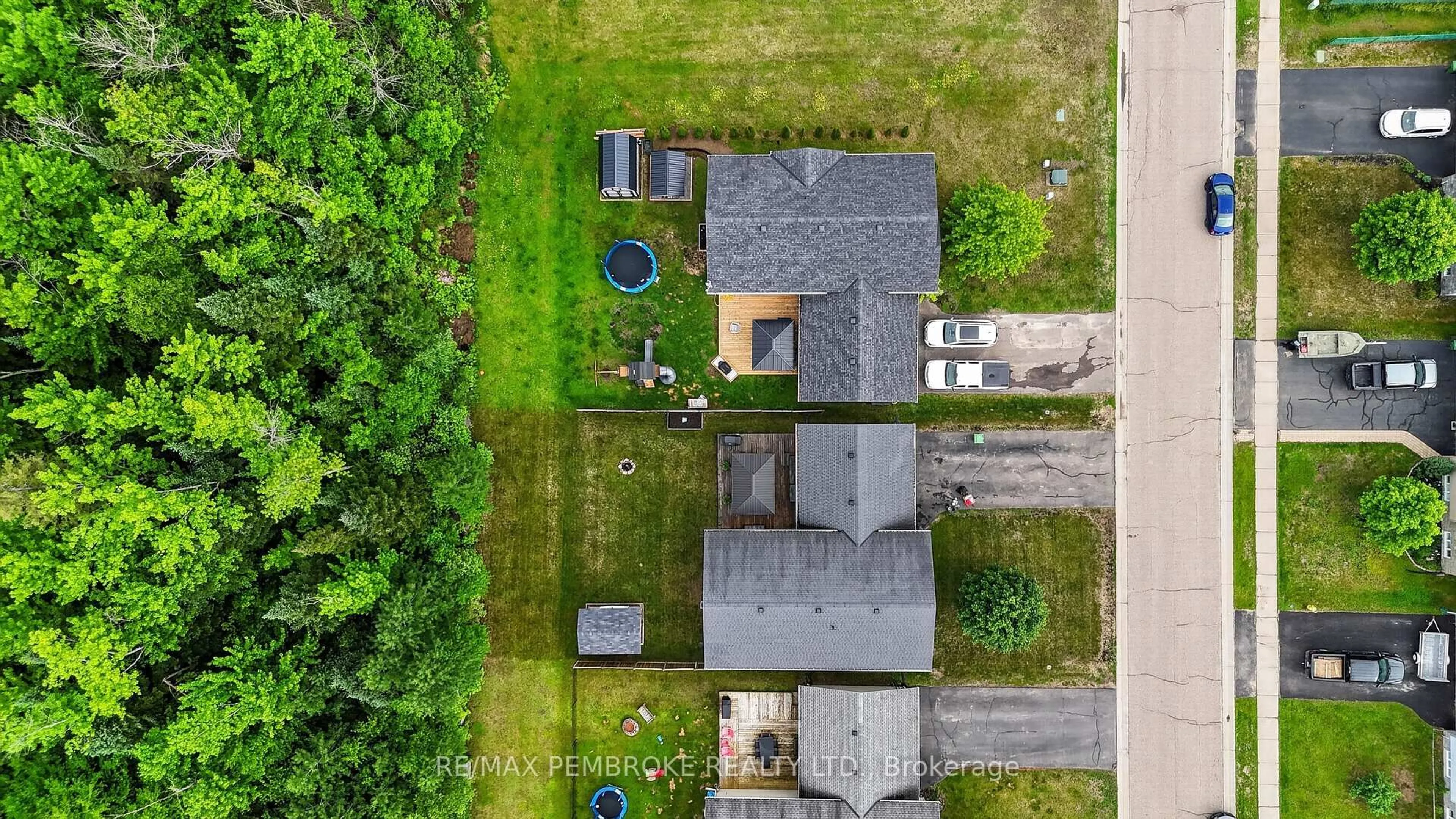 A pic from outside/outdoor area/front of a property/back of a property/a pic from drone, unknown for 61 Oak Ave, Petawawa Ontario K8H 0B5