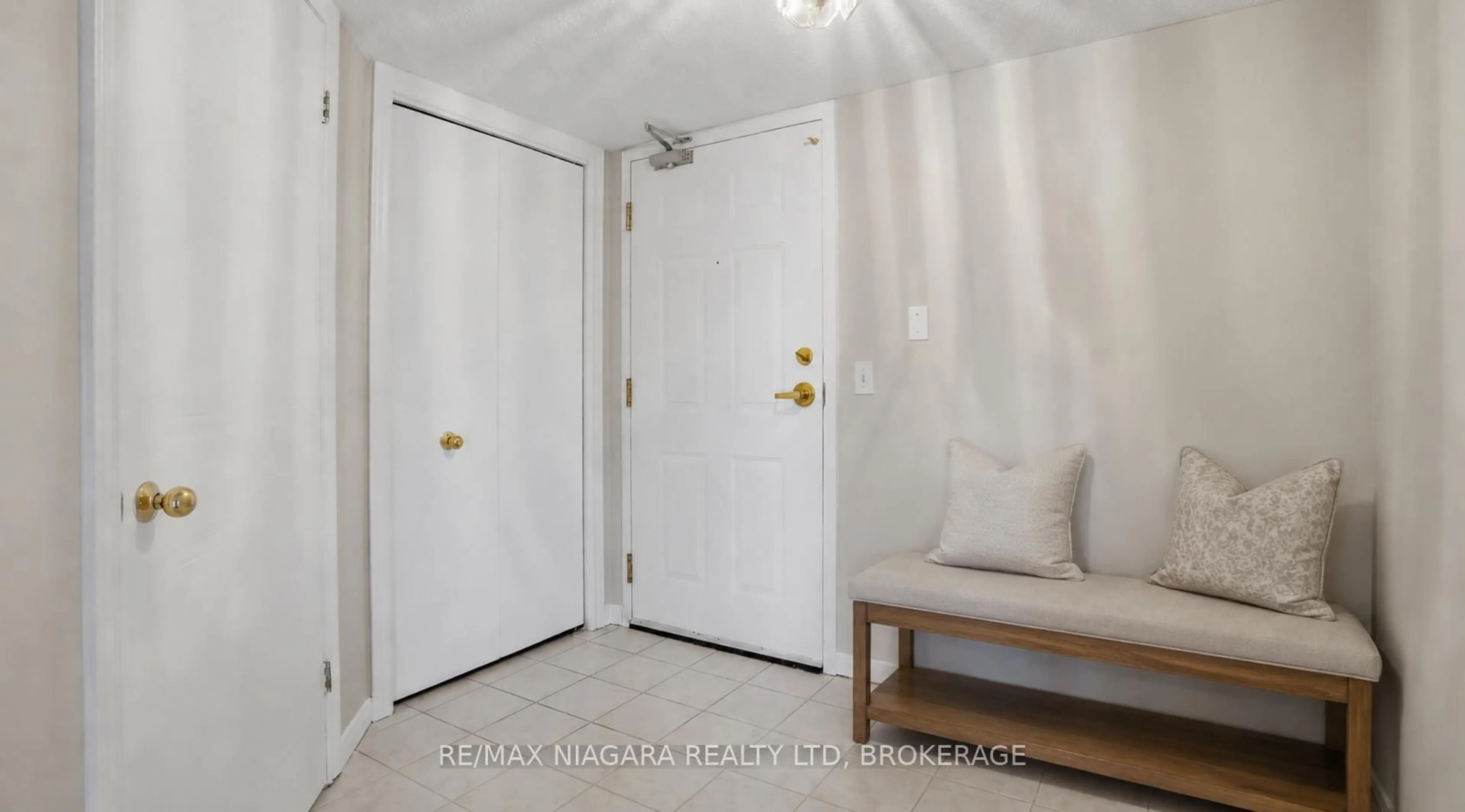 Indoor entryway for 3420 Frederick Ave #210, Lincoln Ontario L0R 2C0