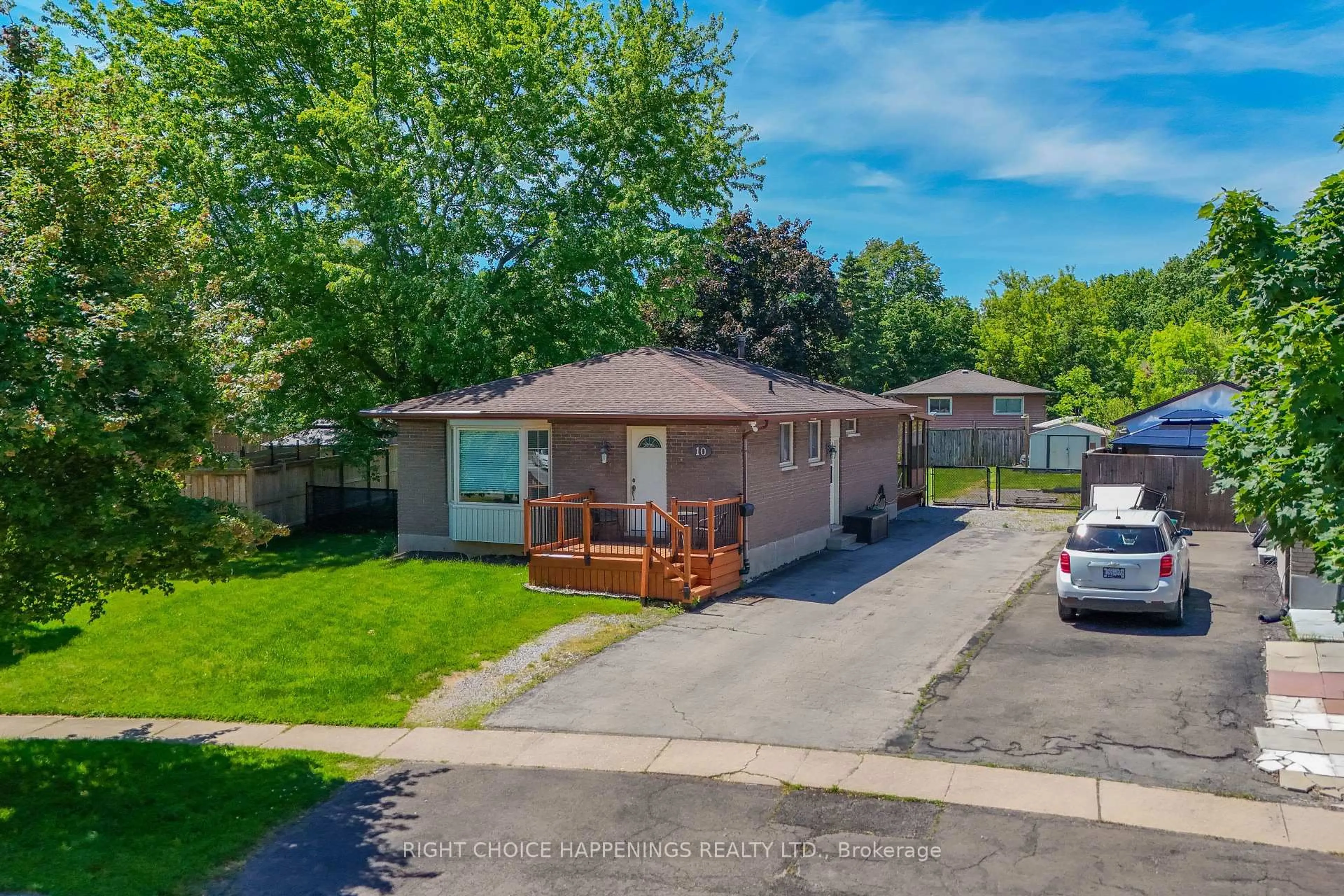 A pic from outside/outdoor area/front of a property/back of a property/a pic from drone, street for 10 Newleaf Cres, Welland Ontario L3C 6B4
