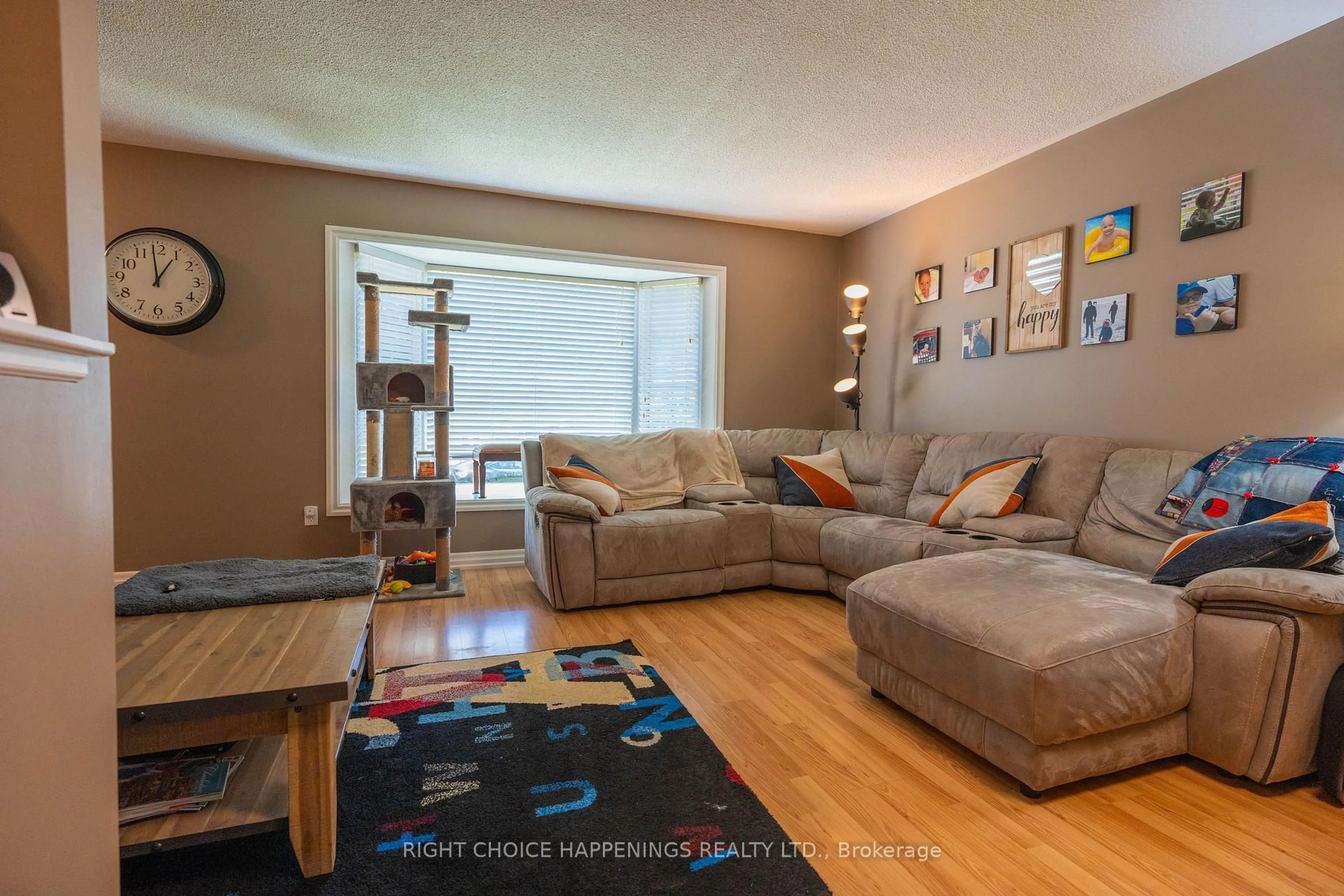 Living room with furniture, wood/laminate floor for 10 Newleaf Cres, Welland Ontario L3C 6B4