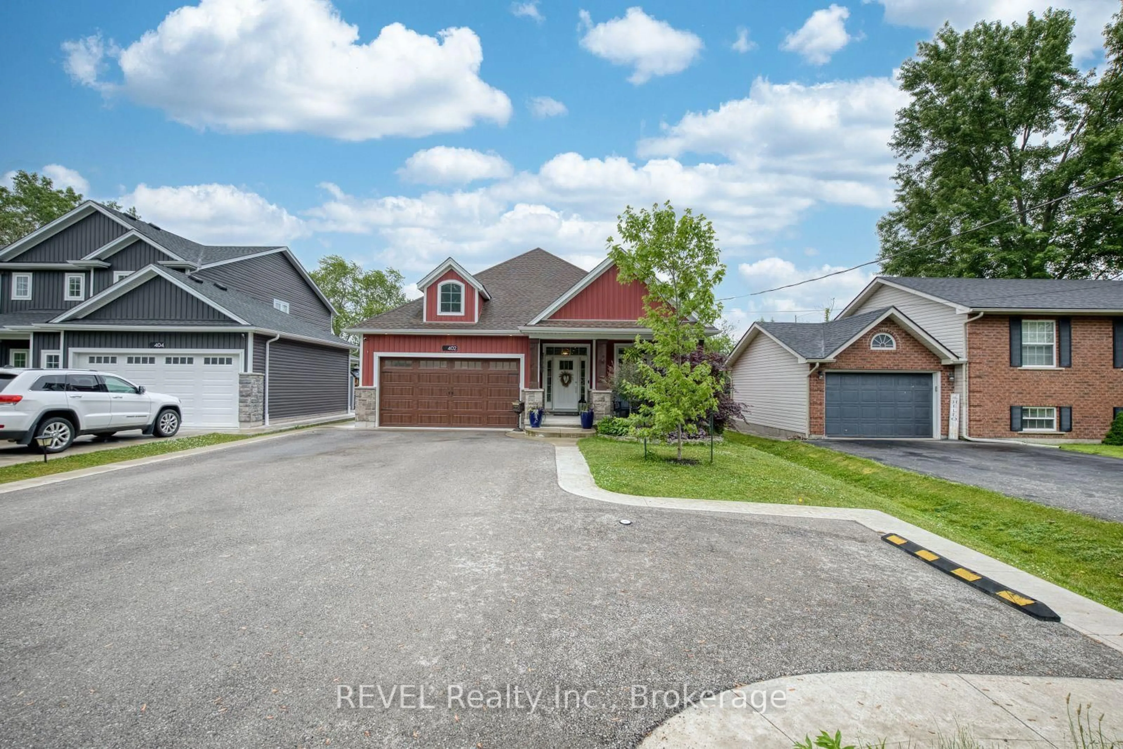 A pic from outside/outdoor area/front of a property/back of a property/a pic from drone, street for 402 Washington Rd, Fort Erie Ontario L2A 4K4