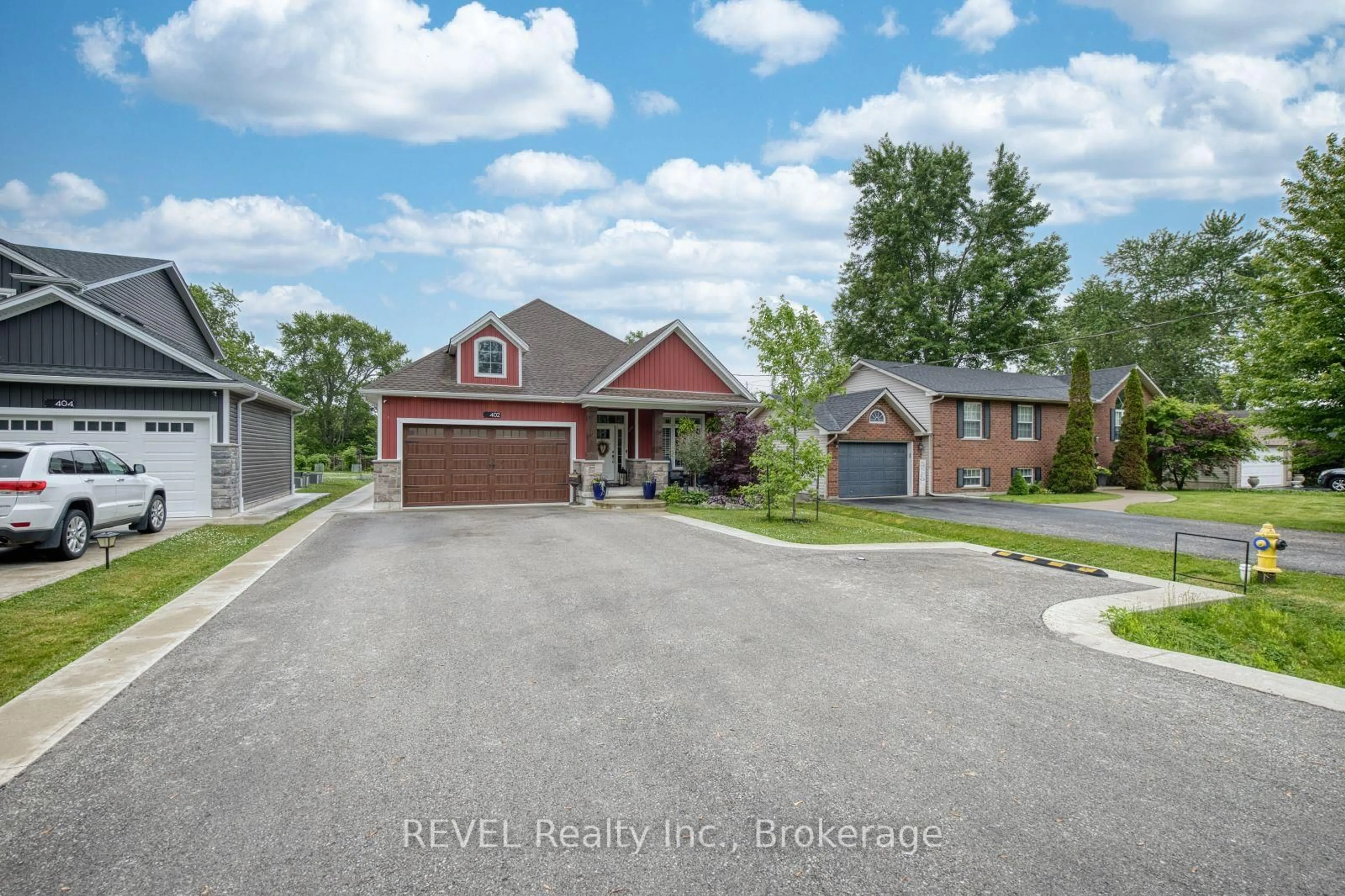 A pic from outside/outdoor area/front of a property/back of a property/a pic from drone, street for 402 Washington Rd, Fort Erie Ontario L2A 4K4