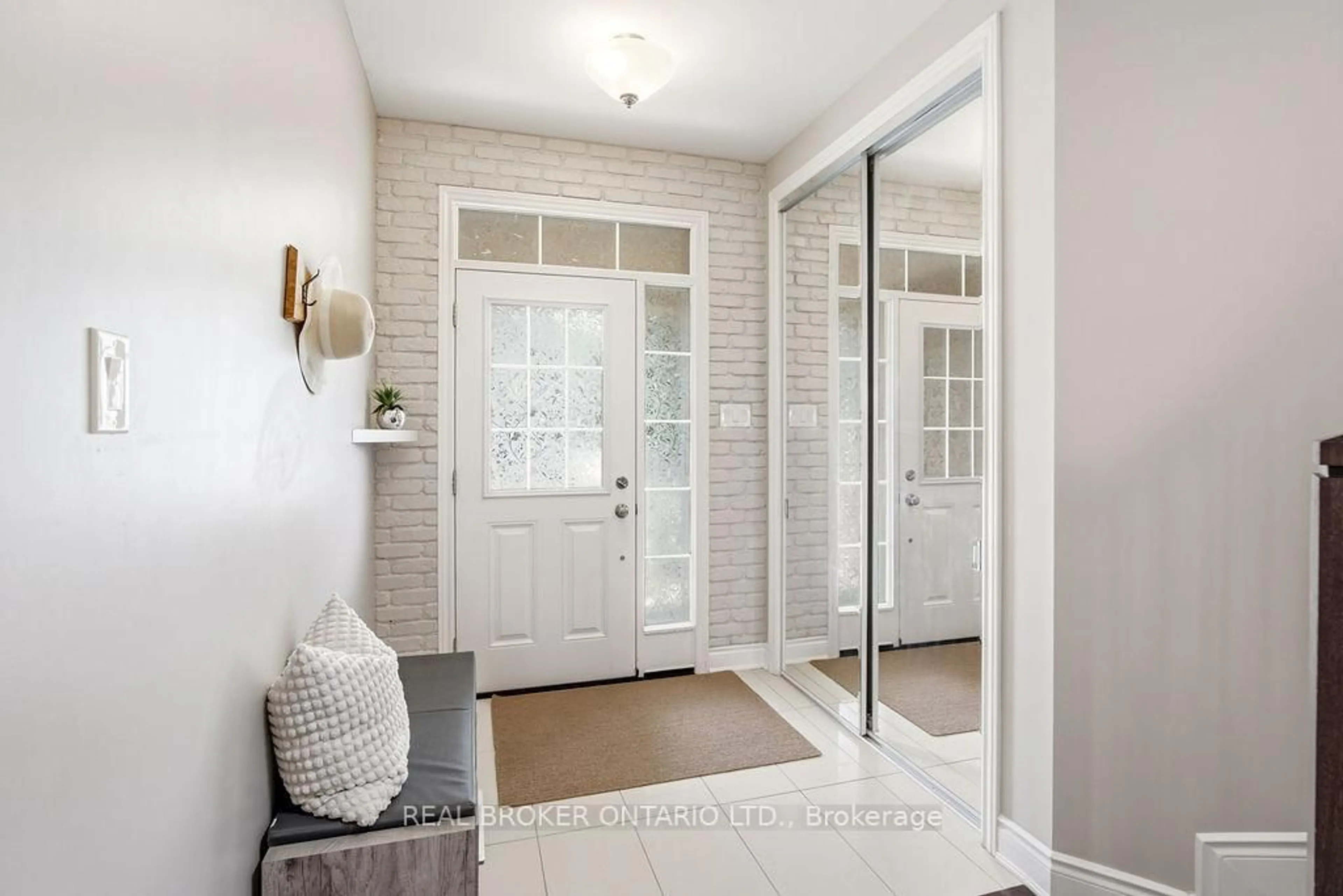Indoor entryway for 984 Shimmerton Circ, Ottawa Ontario K2M 0L4