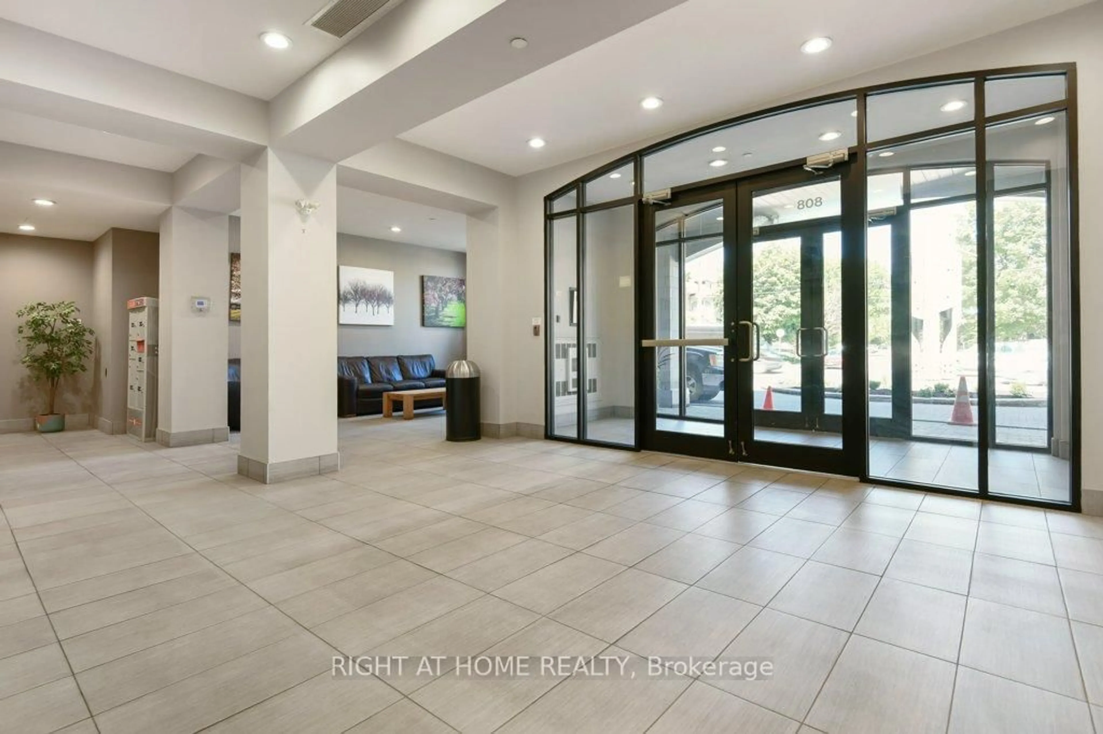 Indoor foyer for 808 Bronson Ave #409 - PH9, Ottawa Ontario K1S 5A4
