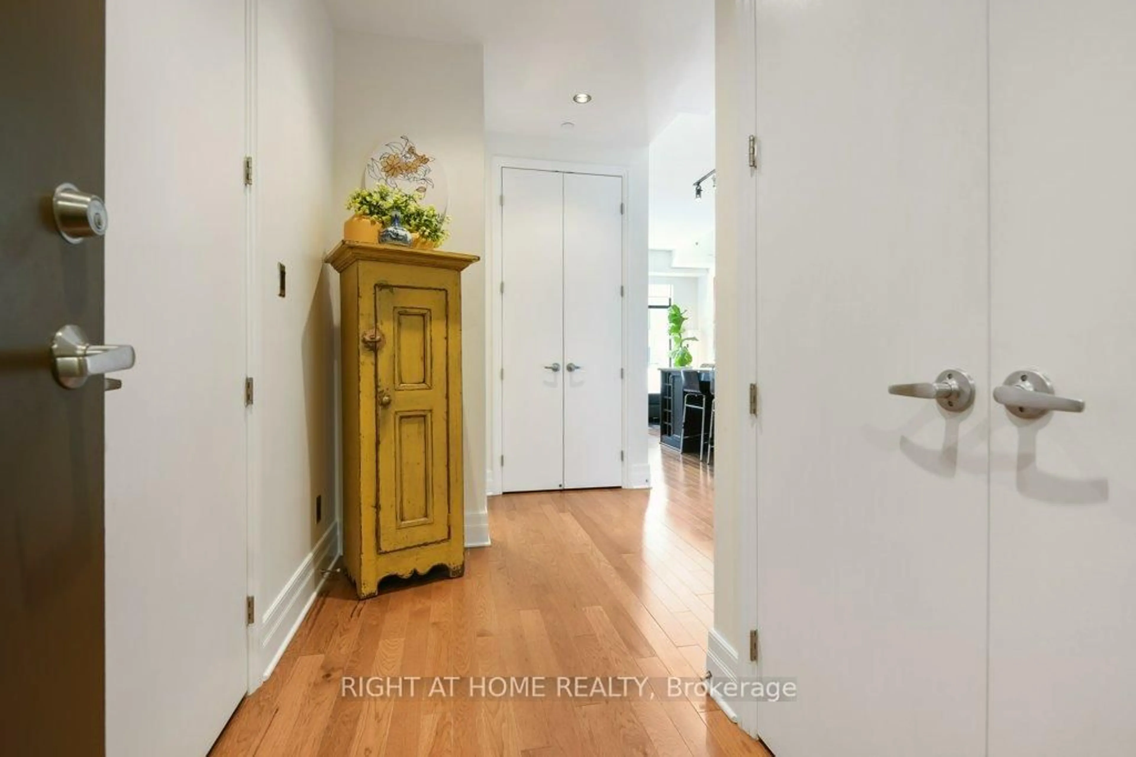 Indoor entryway for 808 Bronson Ave #409 - PH9, Ottawa Ontario K1S 5A4